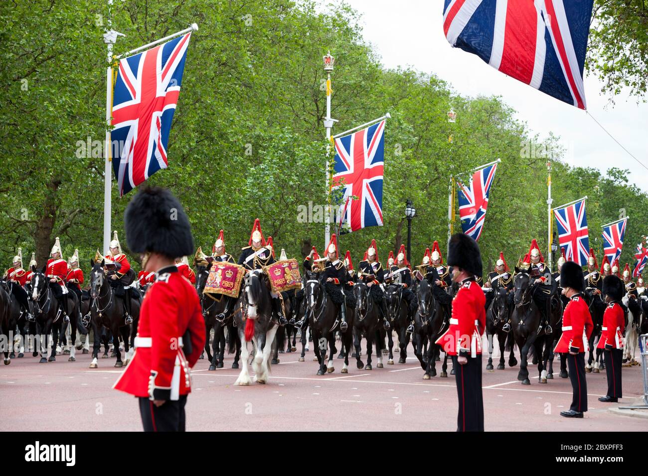 Household Cavalry, die entlang der Mall, London, Großbritannien fährt Stockfoto