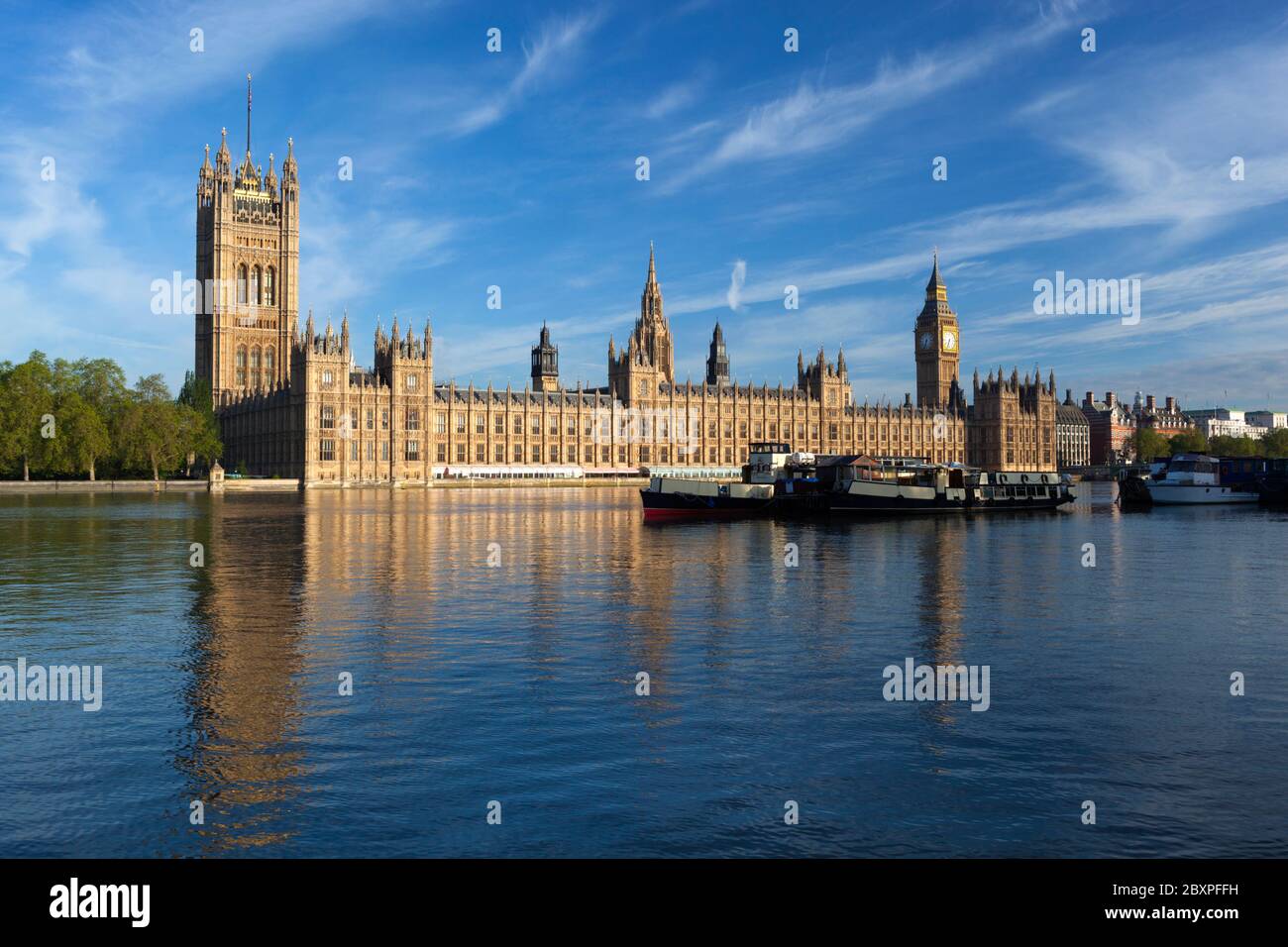 Houses of Parliament and River Thames, London, Großbritannien Stockfoto