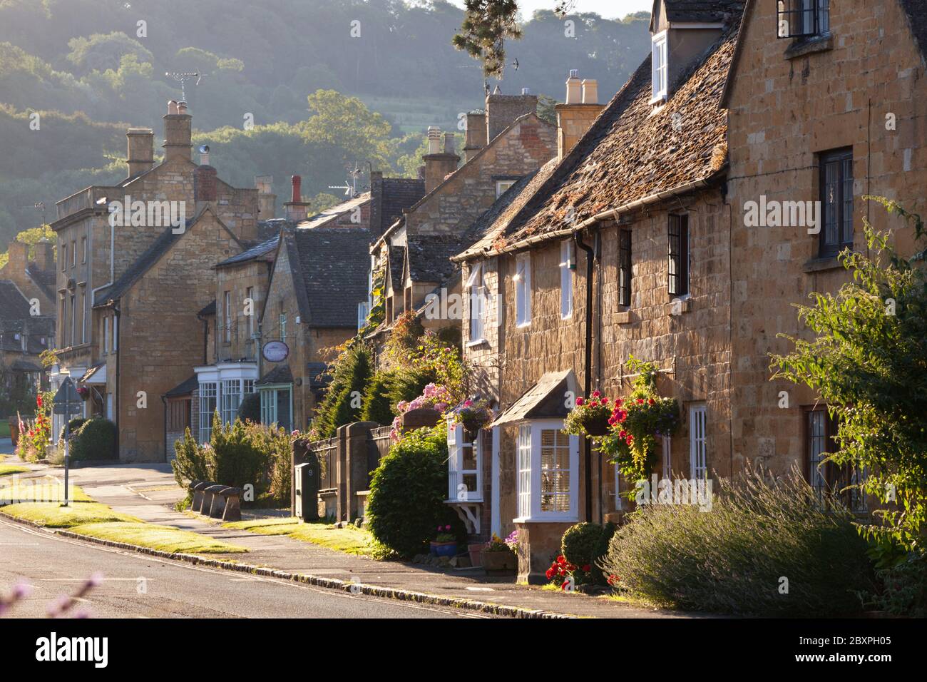 Traditionelle Cotswold Cottages entlang der High Street, Broadway, Cotswolds, Worcestershire; England, Großbritannien Stockfoto