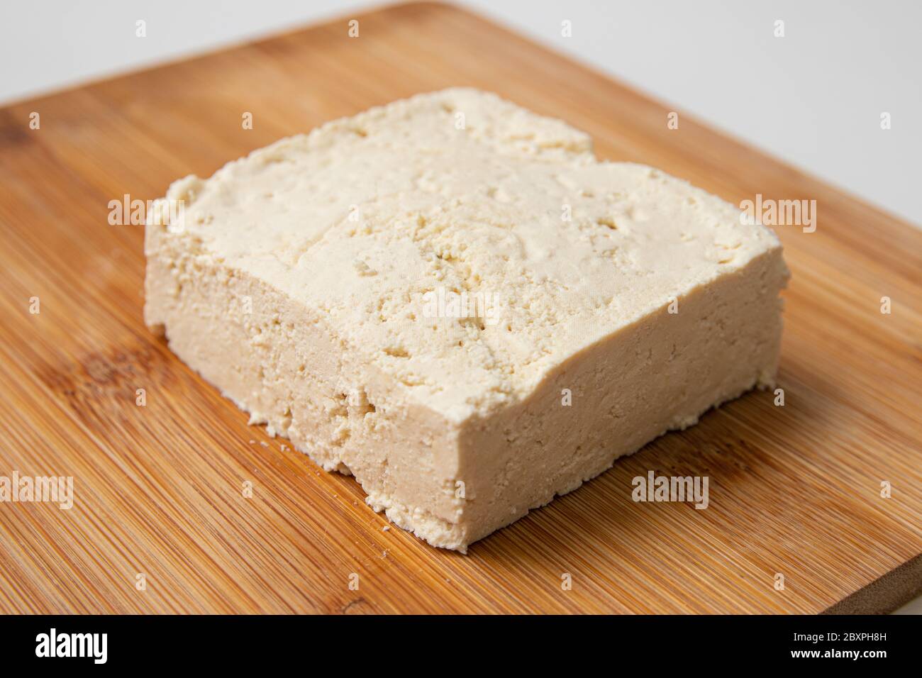 Hausgemachter Tofu-Käse über einem Holzbrett Stockfoto