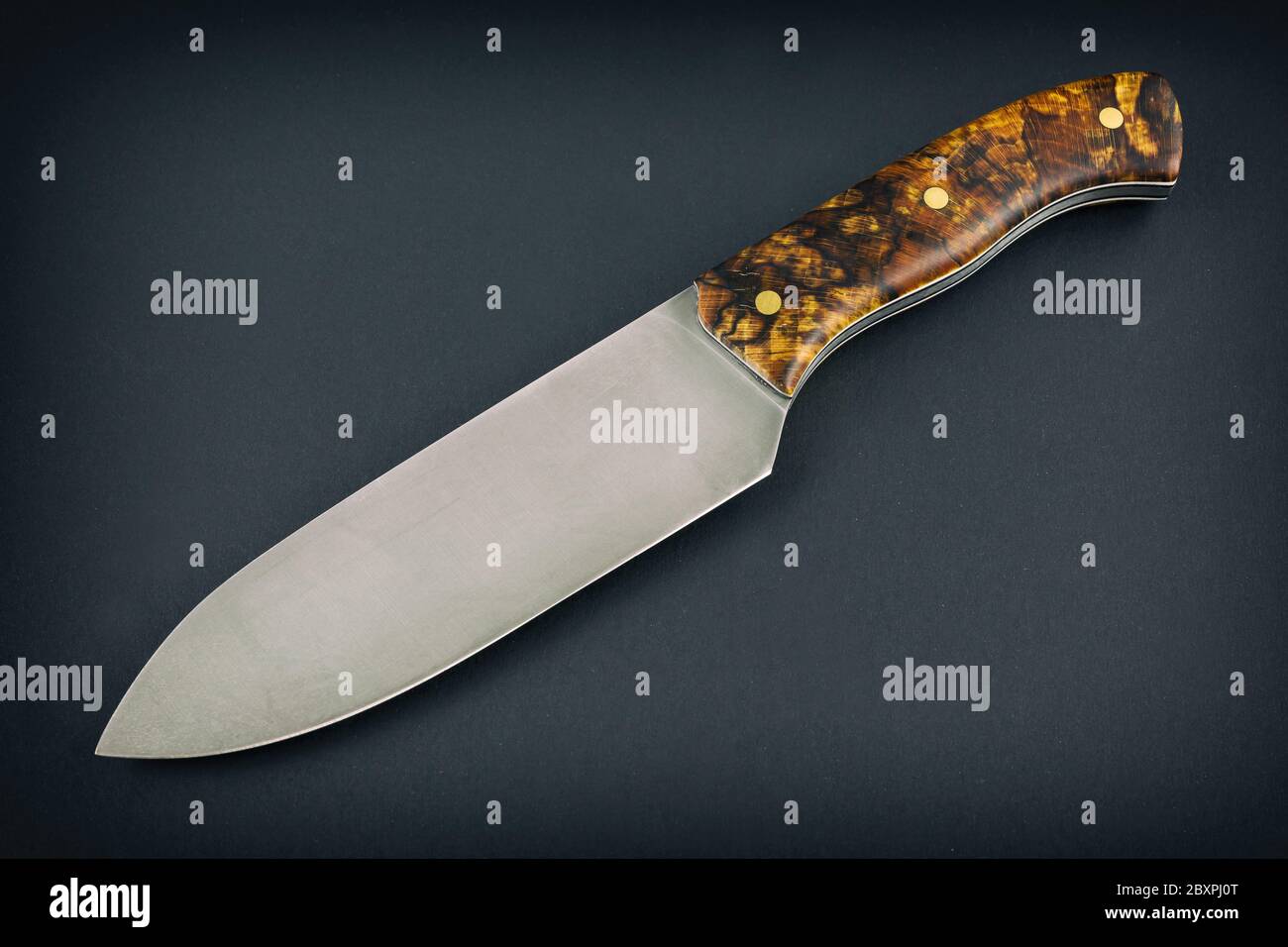 Messer mit fester Klinge isoliert auf schwarzem Hintergrund. Stockfoto