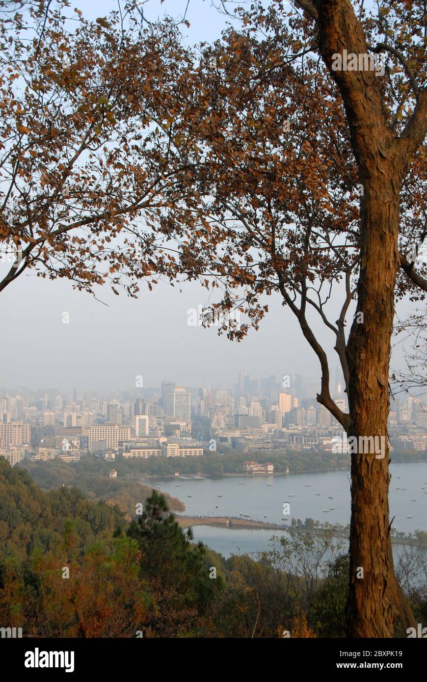 Westsee (Xi Hu) in Hangzhou, Provinz Zhejiang, China. Blick vom Baoshi Hill über den West Lake nach Hangzhou City Stockfoto