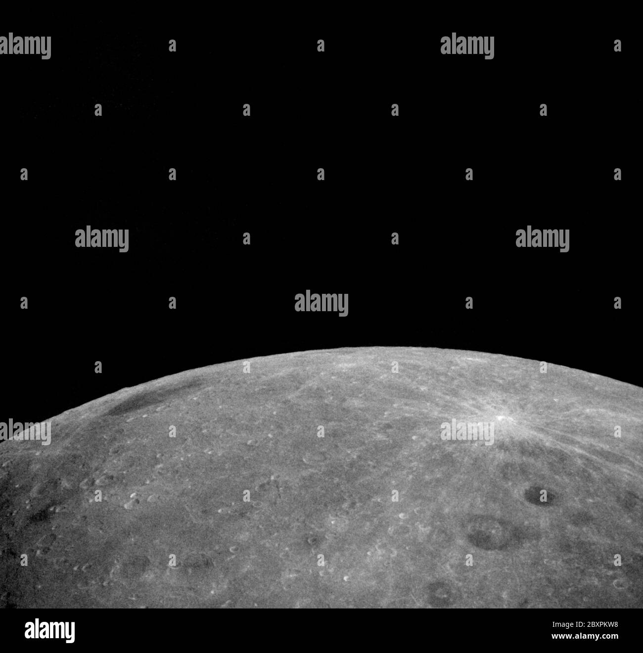 AS08-18-2883 - Apollo 8 - Apollo 8 Missionsbild, Mond; Umfang und Inhalt: Die Originaldatenbank beschreibt dies wie folgt: Beschreibung: Apollo 8,Mond,Gauss,der dunkel unterladente Krater in der rechten unteren Ecke heißt Lomonossow und misst etwa 50 Satzmeilen im Durchmesser. Der hellstrahlende Krater wurde von den Russen Giordano Bruno genannt. Lomonosov liegt auf der lunaren Farside bei etwa 102 Grad östlicher Länge und 28 Grad nördlicher Breite. Camara Tilt-Modus: Hoch schräg (HO). Richtung Norden: Sonnenwinkel 28. Original Film Magazin wurde mit G. bezeichnet.Kameradaten: 70mm Hasselblad. Filmtyp: Ko Stockfoto