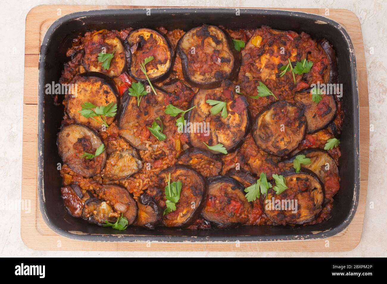 Ein ägyptischer Moussaka mit Auberginen, Paprika und Hackfleisch Stockfoto