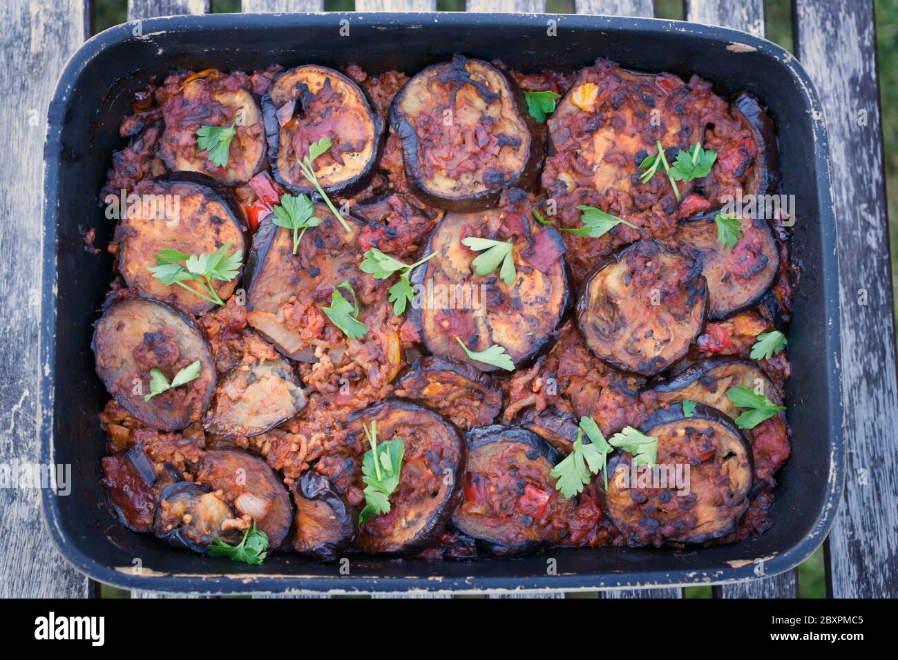 Ein Moussaka aus Ägypten mit Auberginen, Hackfleisch und Paprika Stockfoto