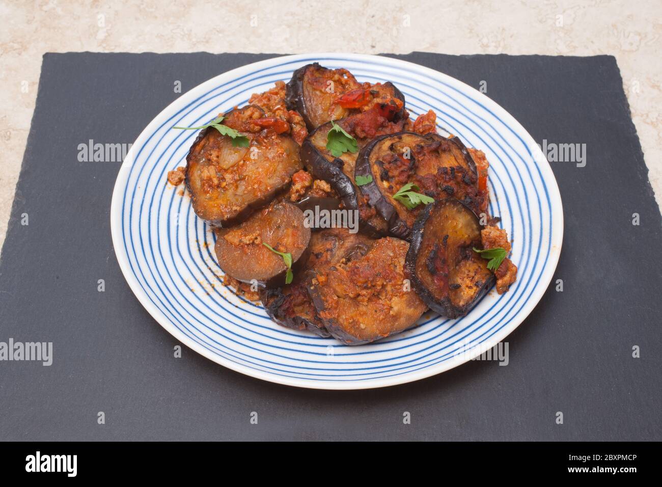 Ein Teller mit ägyptischem Moussaka mit Hackfleisch und Auberginen Stockfoto