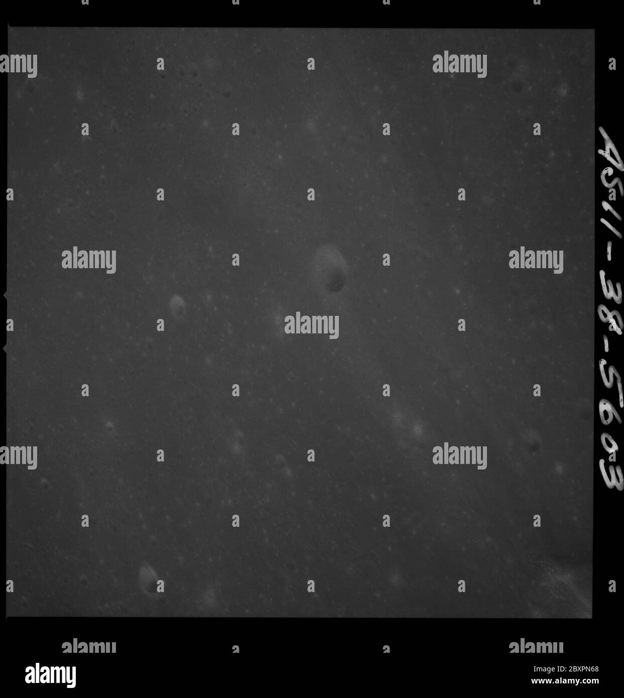 AS11-38-5603 - Apollo 11 - Apollo 11 Missionsbild - Ansicht von Mond, Meer der Fruchtbarkeit, Richtung Messier D; Umfang und Inhalt: Die Originaldatenbank beschreibt dies wie folgt: Beschreibung: Ansicht des Mondes,Meer der Fruchtbarkeit, in Richtung Messier D. Dieses Bild wurde vom Kommando- und Dienstmodul (CSM) aufgenommen, während es während der Apollo 11 Mission um die Rückseite des Mondes reiste. Original Film Magazin wurde mit O. Film Type: 3400 Schwarz/Weiß aufgenommen mit einem 250mm Objektiv. Ungefähre Bildgröße: 1:550,900. Hauptpunkt Breitengrad: 2 Süd, Längengrad: 46 Ost. Der Sonnenwinkel ist Mittel. Die Neigung beträgt ca. 35 d Stockfoto