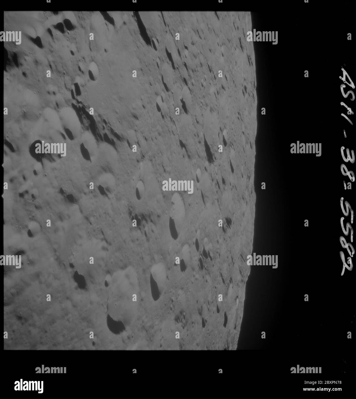 AS11-38-5582 - Apollo 11 - Apollo 11 Missionsbild - Mondansicht, zwischen Krater 305 und 308; Umfang und Inhalt: Die Originaldatenbank beschreibt dies als: Beschreibung: Mondansicht, zwischen Krater 305, offiziell Heaviside und Krater 308 genannt, offiziell Daedalus genannt. Dieses Bild wurde vom Command and Service Module (CSM) aufgenommen, das während der Apollo 11 Mission um die Rückseite des Mondes reiste. Original Film Magazin wurde mit O. Film Type: 3400 Schwarz/Weiß aufgenommen mit einem 250mm Objektiv. Ungefähre Fotomuale 1:1, 174,600. Hauptpunkt Breitengrad: 6 Süd, Längengrad: 173 Ost. So Stockfoto