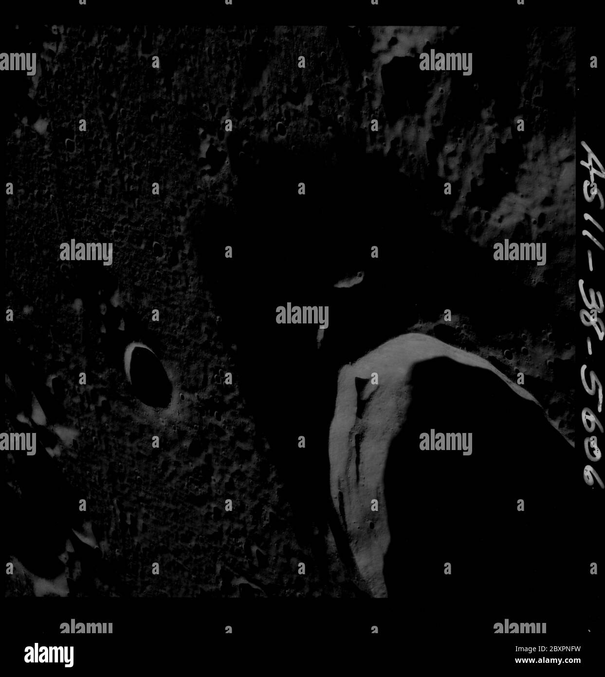 AS11-38-5606 - Apollo 11 - Apollo 11 Missionsbild - Ansicht von Mond, Horrocks und Hipparchus BIS 137; Umfang und Inhalt: Die Originaldatenbank beschreibt dies als: Beschreibung: Ansicht von Mond, Horrocks und Hipparchus Ziel der Gelegenheit (BIS) 137. BIS 137 sind mögliche vulkanische Merkmale mit typischen, großen, alten Hochlandkrater verbunden. Dieses Bild wurde vom Command and Service Module (CSM) aufgenommen, das während der Apollo 11 Mission um die Rückseite des Mondes reiste. Original Film Magazin wurde mit O. Film Type: 3400 Schwarz/Weiß aufgenommen mit einem 250mm Objektiv. Ungefähre Bildgröße: 1:699,200. P Stockfoto