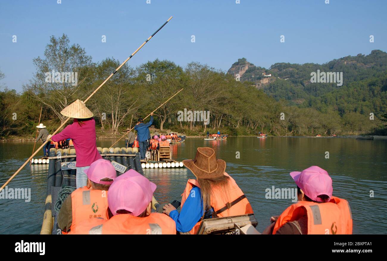 Wuyishan Gebirge in der Provinz Fujian, China. Rafting auf dem Nine Bends River oder dem Nine Twists Stream. Eine beliebte Aktivität in Wuyishan. Stockfoto