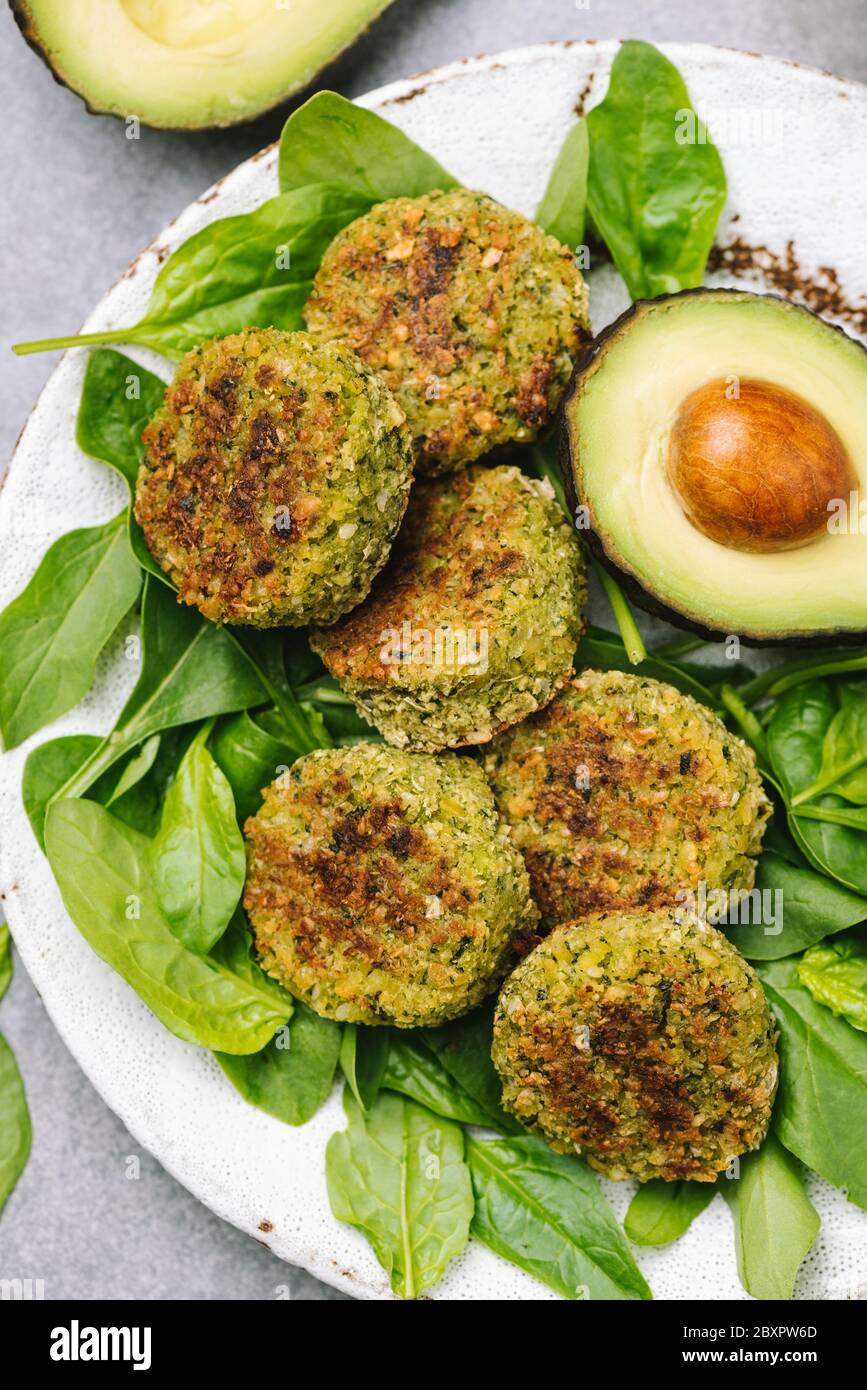 Vegetarische Avocado Spinat Falafel auf Teller, Draufsicht. Arabische Nahost Vorspeise, Meze oder gesunde Mahlzeit Stockfoto