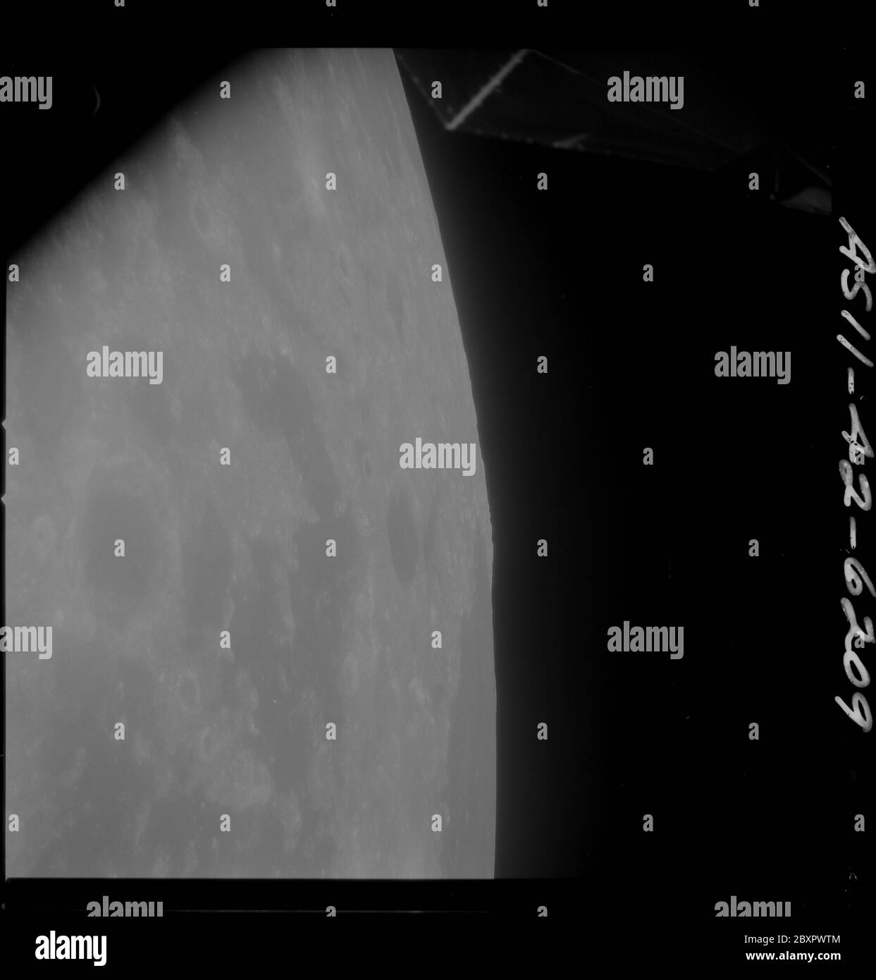 AS11-42-6209 - Apollo 11 - Apollo 11 Missionsbild - BIS 66, Teildeckung südöstlich des Krisenmeeres; Umfang und Inhalt: Die Originaldatenbank beschreibt dies als: Beschreibung: Ansicht des Mondes, Ziel der Gelegenheit (BIS) 66 und Teildeckung südöstlich des Krisenmeeres. BIS 66 ist der Ostrand des Crisium Basin, im Vergleich zu anderen Becken, ohne Orbiter Abdeckung. Bild aufgenommen vom Command and Service Module (CSM) während der Apollo 11 Mission während einer nahe kreisförmigen Mondbahn. Original Film Magazin wurde mit U. Film Typ: 3400 Panatomic-X Schwarz/Weiß aufgenommen mit einem Stockfoto