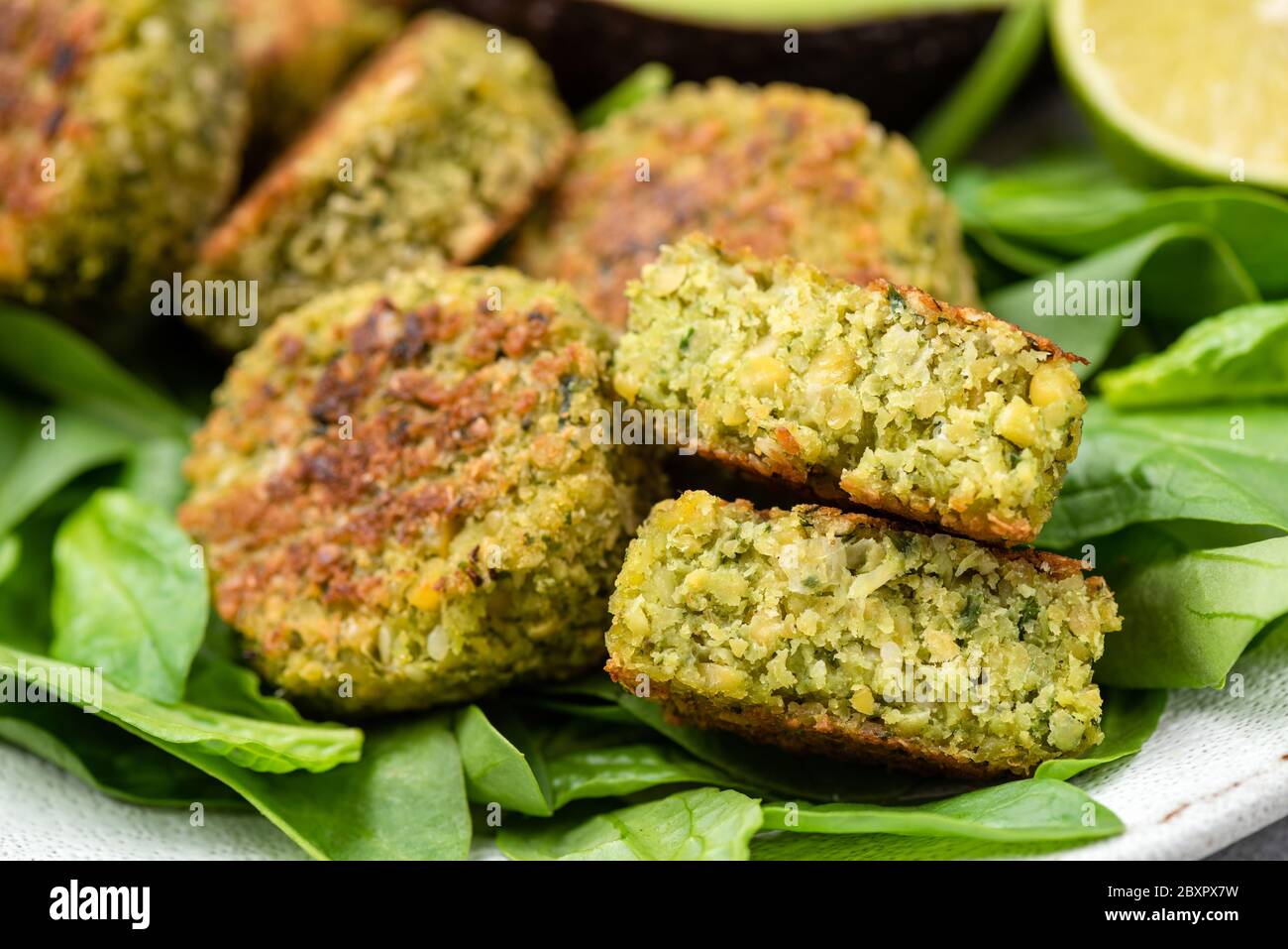 Vegetarischer Spinat Falafel Nahaufnahme. Arabisch libanesische Küche. Kichererbsen und Spinat Falafel Stockfoto