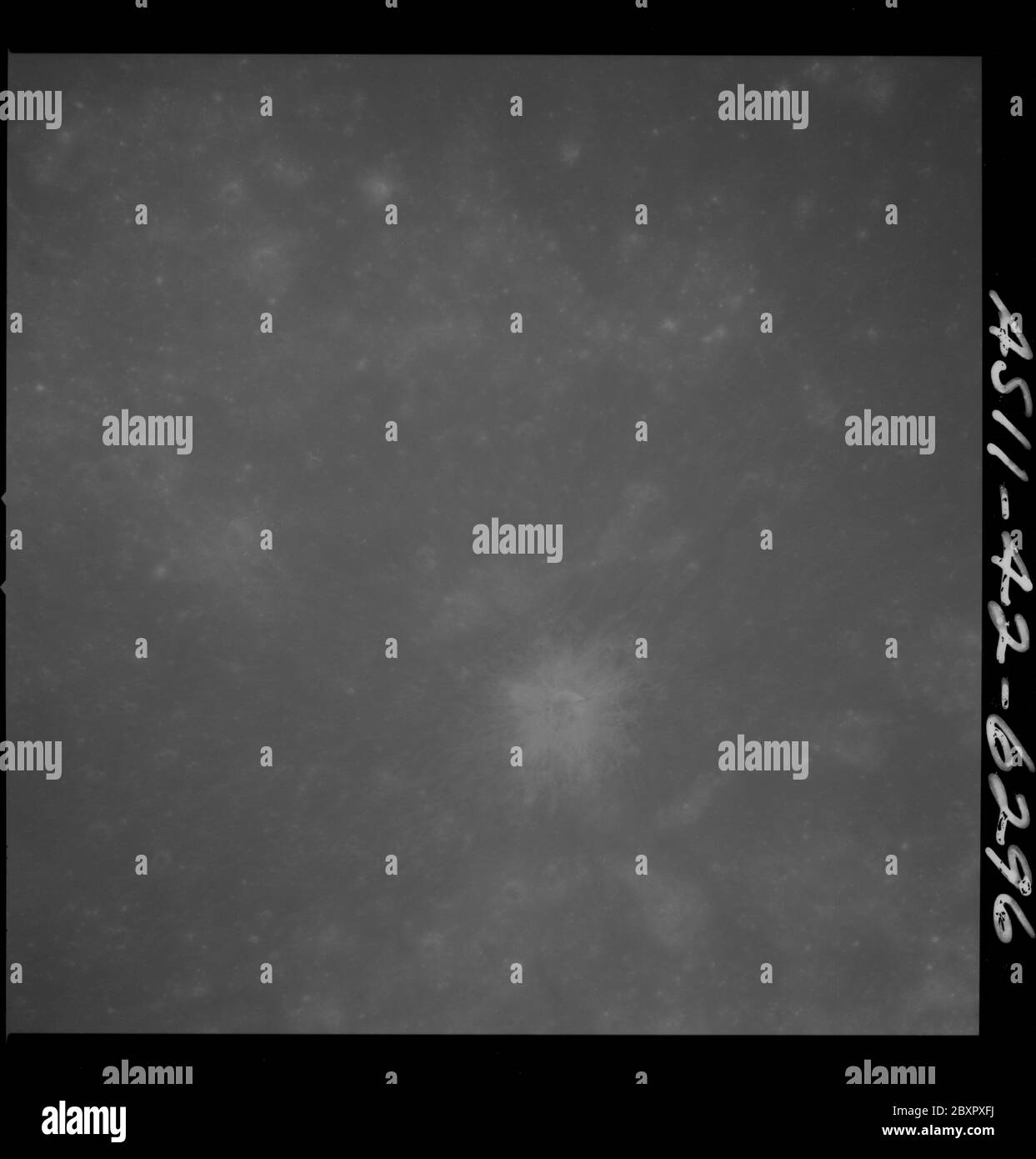 AS11-42-6296 - Apollo 11 - Apollo 11 Missionsbild - Nordrand von Mare Smythii, kleiner heller Krater; Umfang und Inhalt: Die Originaldatenbank beschreibt dies als: Beschreibung: Mondansicht,Nordrand von Mare Smythii,kleiner heller Krater. Bild aufgenommen vom Command and Service Module (CSM) während der Apollo 11 Mission während einer nahe kreisförmigen Mondbahn. Original Film Magazin wurde mit U. Film Typ: 3400 Panatomic-X Schwarz/Weiß aufgenommen mit einem 250mm Objektiv. Der Bildmaßstab beträgt ca. 1:442,000. Der Hauptpunkt Breitengrad ist 6.5 Grad Süd, Längengrad ist 89 Grad Ost. S Stockfoto