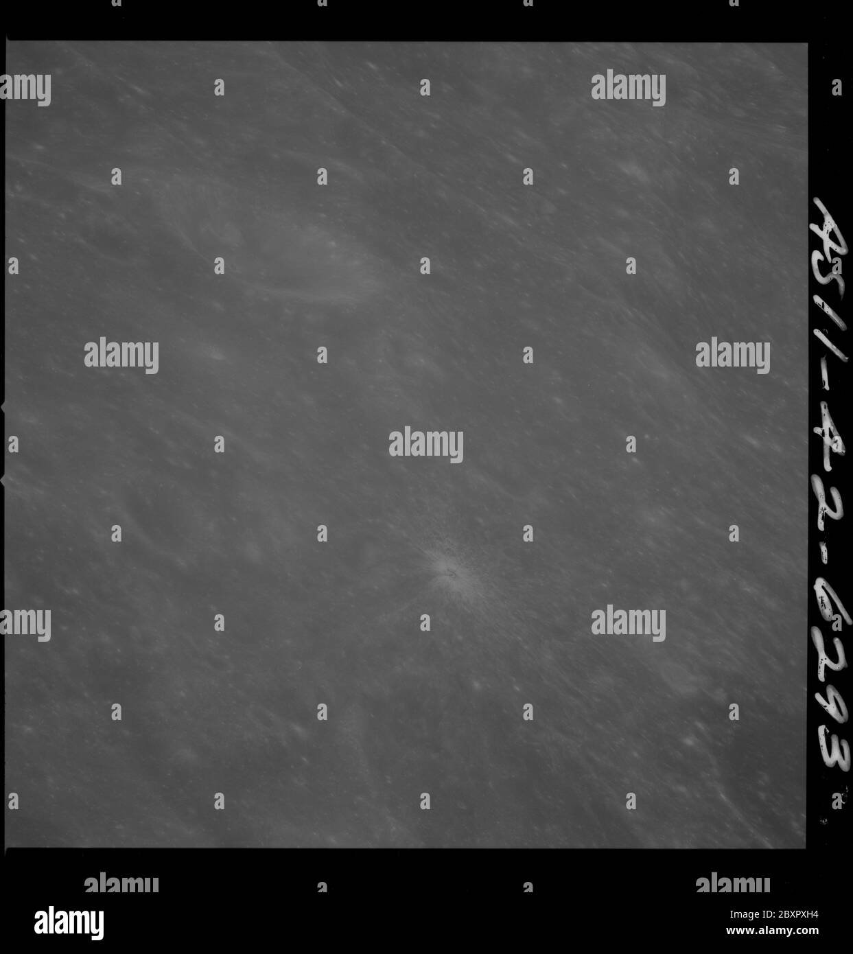 AS11-42-6293 - Apollo 11 - Apollo 11 Missionsbild - Westrand des Kraters 226; Umfang und Inhalt: Die Originaldatenbank beschreibt dies als: Beschreibung: Mondansicht, Westrand des Kraters 226, kleiner heller, durchstrahlter Krater. Krater 226 wird offiziell Sharonov genannt. Bild aufgenommen vom Command and Service Module (CSM) während der Apollo 11 Mission während einer nahe kreisförmigen Mondbahn. Original Film Magazin wurde mit U. Film Typ: 3400 Panatomic-X Schwarz/Weiß aufgenommen mit einem 250mm Objektiv. Der Bildmaßstab beträgt ca. 1:510,000. Der Hauptpunkt Breitengrad ist 5.5 Grad Süd, Längengrad 91.5 Grad Stockfoto