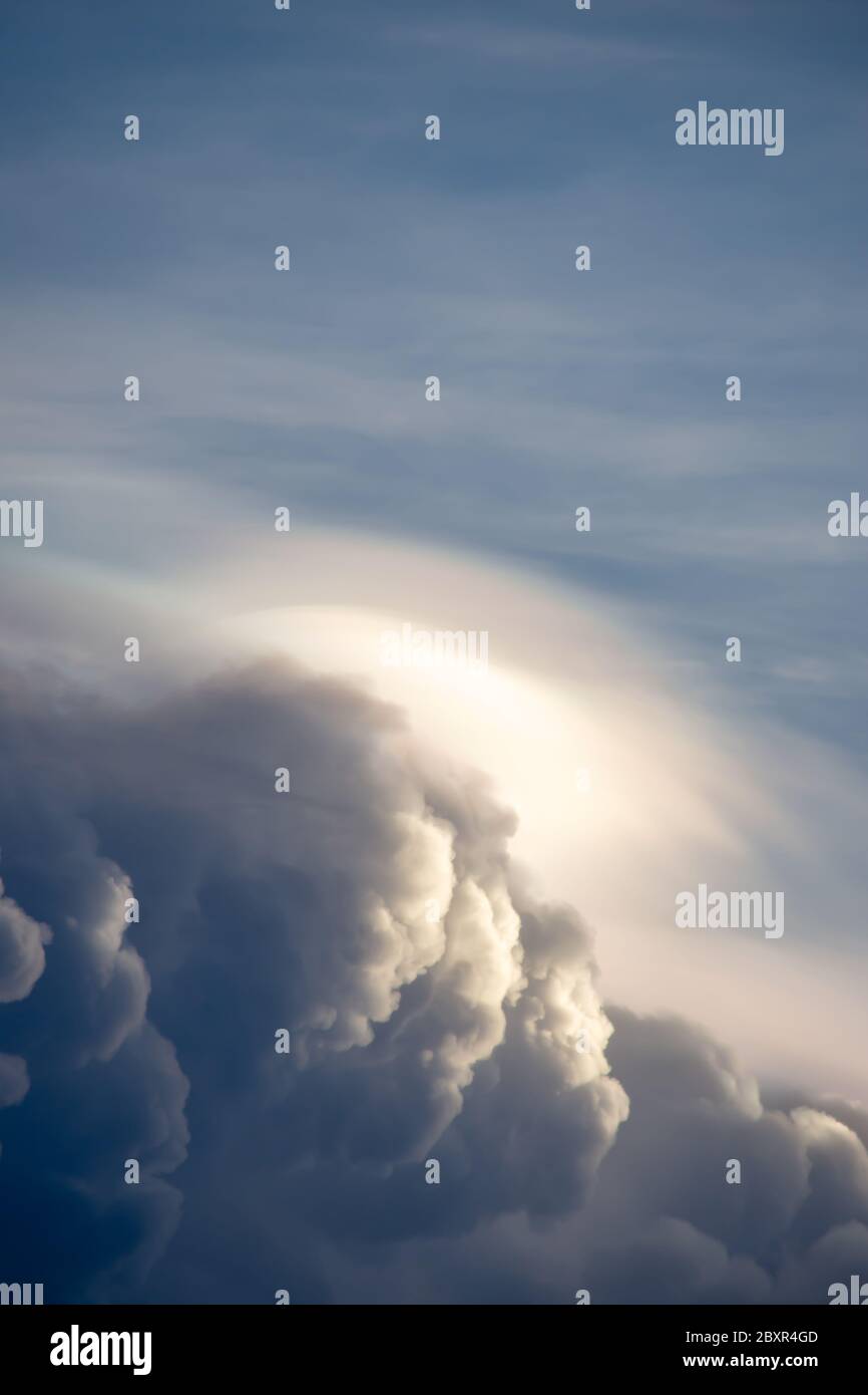 Am Abend Wolken am Himmel. Stockfoto