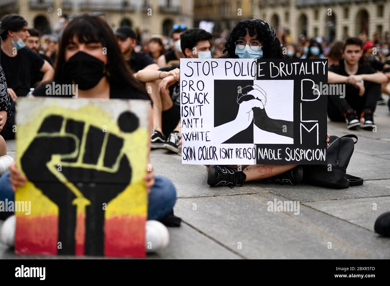 Turin, Italien - 06. Juni 2020: Ein Protestler hält ein Plakat mit der Aufschrift "Polizist Brutalität. Pro Black ist nicht Anti-Weiß. Hautfarbe ist kein vernünftiger Verdacht. BLM' während einer Demonstration, die für Gerechtigkeit für George Floyd aufruft, der Mai 25 starb, nachdem er von der Polizei in Minneapolis, USA, zurückgehalten wurde. Die Menschen haben in Turin friedlich protestiert, um Solidarität mit der Anti-Rassismus-Bewegung Black Lives Matter in den USA und anderswo zu zeigen. Quelle: Nicolò Campo/Alamy Live News Stockfoto