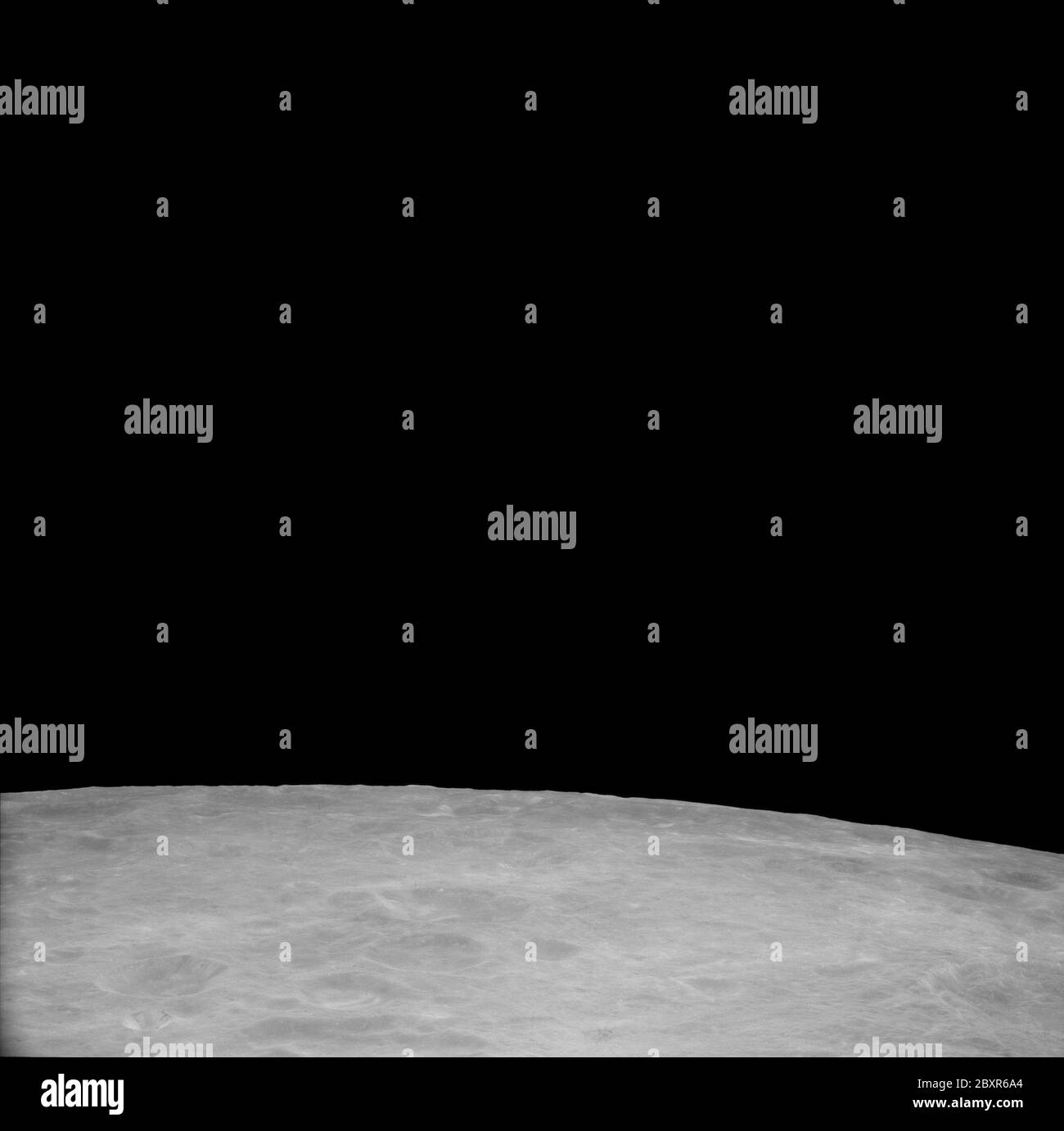 AS11-41-5989 - Apollo 11 - Apollo 11 Missionsbild - Mondansicht, Krater 211, BIS 46; Umfang und Inhalt: Die Originaldatenbank beschreibt dies als: Beschreibung: Mondansicht,Krater 211,Ziel der Gelegenheit (BIS) 46. Krater 211 wird offiziell König genannt. BIS 46 ist ein Copernican Type Crater. Dieses Bild ist Teil einer nach Westen gerichteten, schrägen Sequenz von Bildern, die vom Command and Service Module (CSM) aufgenommen wurden, während es während der Apollo 11 Mission in einer Umlaufhöhe von etwa 60 Seemeilen (NM) über dem Mond reiste. Diese Sequenz hat eine Überlappung von 90-98% und beginnt nahe 140 Grad Ost Stockfoto