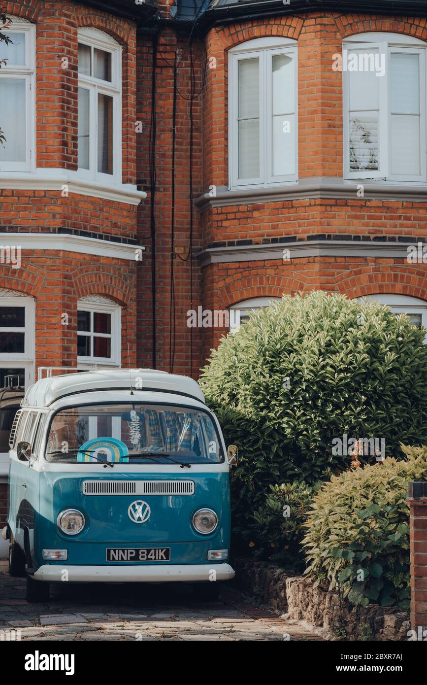 London, UK - 26. Mai 2020: Volkswagen Wohnmobil mit Regenbogen im Fenster vor einem Haus in Palmers Green, einem Vorort von London Stockfoto