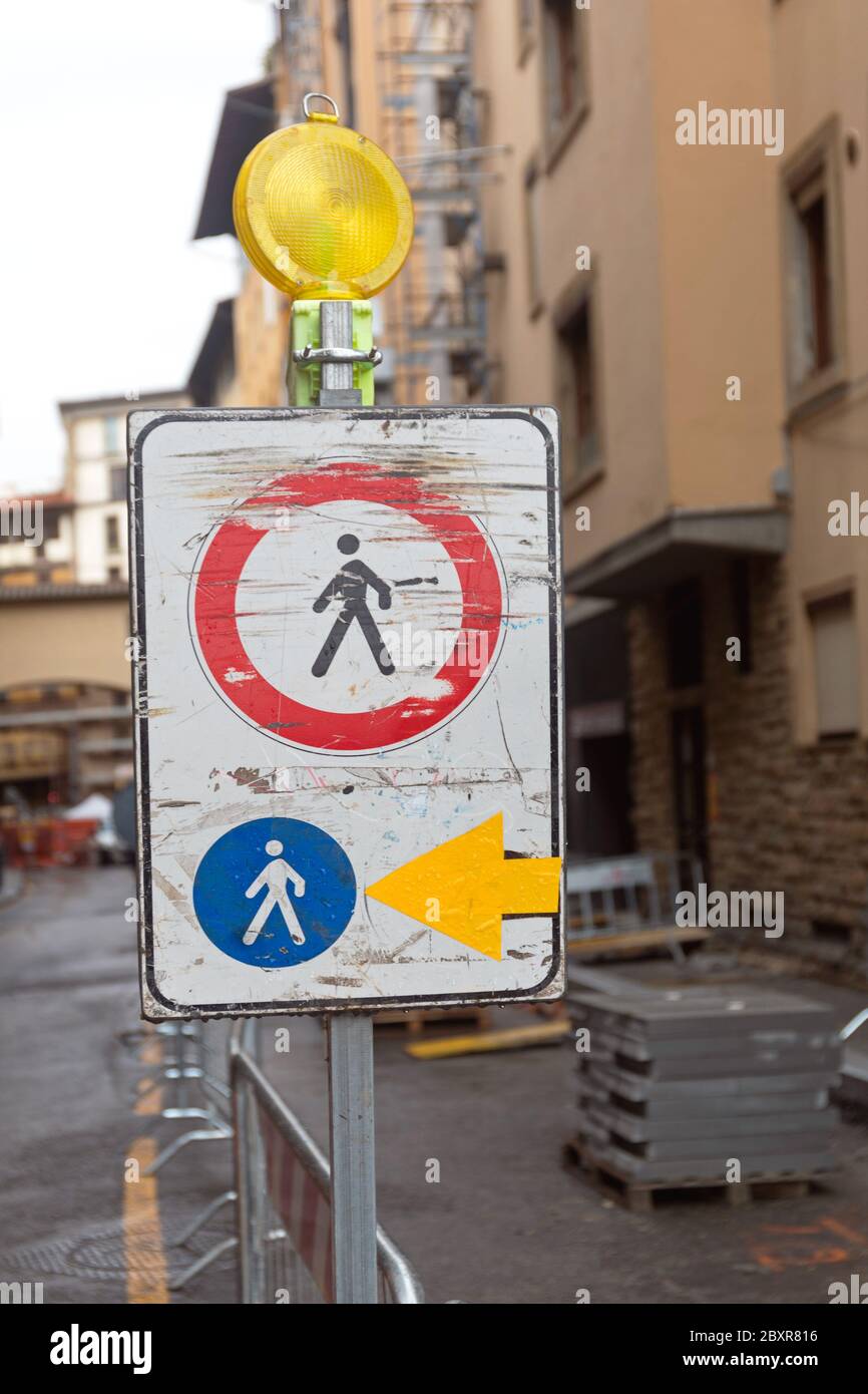 Verkehrsschild Fu g nger Umleitung Stra e Arbeitet In Der Stadt verkehrsschild-fu-g-nger-umleitung-stra-e-arbeitet-in-der-stadt