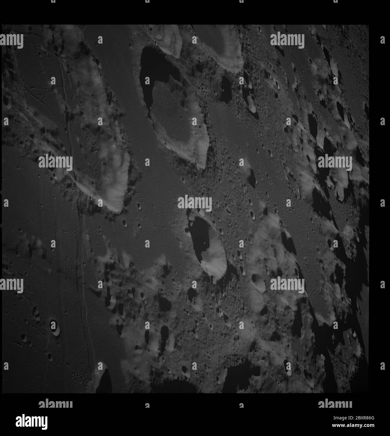 AS08-13-2226 - Apollo 8 - Apollo 8 Missionsbild, Colombo adn T/O 72; Umfang und Inhalt: Die Originaldatenbank beschreibt dies als: Beschreibung: Apollo 8,Mond,Colombo und Target of Opportunity (T/O) 72, McClure Kraterhaufen. Breite 10.75 Grad Süd, Längengrad 42. 25 Grad Ost. Kamera-Neigungsmodus: Niedrig Schräg. Richtung Süden: Sonnenwinkel: 11. Original Film Magazine wurde mit E. bezeichnet.Kameradaten: 70mm Hasselblad; F-Stop: F/5.6; Verschlusszeit: 1/250 Sekunden. Filmtyp: Kodak SO-3400 Schwarz-Weiß, ASA 40. Andere fotografische Berichterstattung: Lunar Orbiter 4 (LO IV) 60,65. Flugdatum: 21.-27. Dezember, Stockfoto