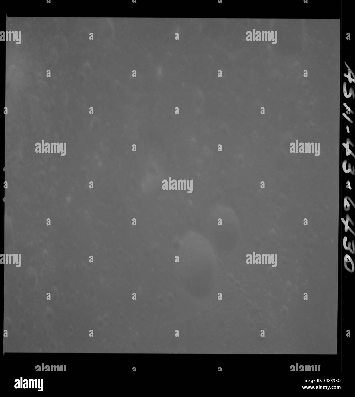 AS11-43-6430 - Apollo 11 - Apollo 11 Missionsbild - Mond, Krater IX, Schrank bis 30; Umfang und Inhalt: Die Originaldatenbank beschreibt dies als: Beschreibung: Mondansicht,Krater IX, offiziell Mendeleev genannt und nahe dem Ziel der Gelegenheit (TO) 30. BIS 30 ist ein großes, 162 nautische Meile, Becken mit ausgesteinten Ebenen, Kraterketten, Kegel, Kuppeln, Fließbänke und andere mögliche vulkanische Merkmale. Aufnahme vom Command Module in etwa 60 nautischen Meilen in der Höhe während der Apollo 11 Mission. Das Originalfilmmagazin wurde mit T. Film Type: 3400 Schwarz/Weiß Panatomic-X Fi bezeichnet Stockfoto