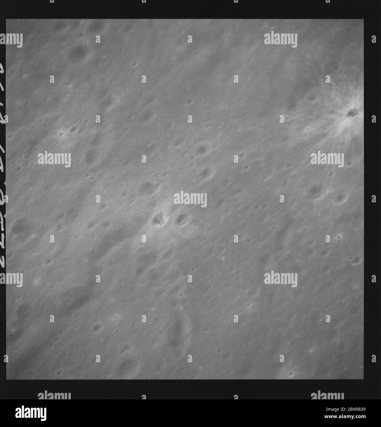 AS14-69-9573 - Apollo 14 - Apollo 14 Missionsbild - schräge Ansicht der Descartes Landing Site nach Osten.; Umfang und Inhalt: Die Originaldatenbank beschreibt dies als: Beschreibung: Schräge Ansicht der Descartes Landing Site nach Osten. Die Bilder wurden auf Revolution 28 der Apollo 14 Mission aufgenommen. Original Film Magazin wurde mit P, Film-Typ war 3400BW (Panatomic-X, Schwarz und Weiß), 500mm Objektiv mit einer Sonnenhöhe von 59 Grad. Der Maßstab für Fotos betrug ca. 1:240,000. Hauptpunkt Lattitude war 9.0S durch Längengrad 15.5E, mit einer Kameraneigung von 20 Grad und einem Azimut von 100 Grad. Subje Stockfoto