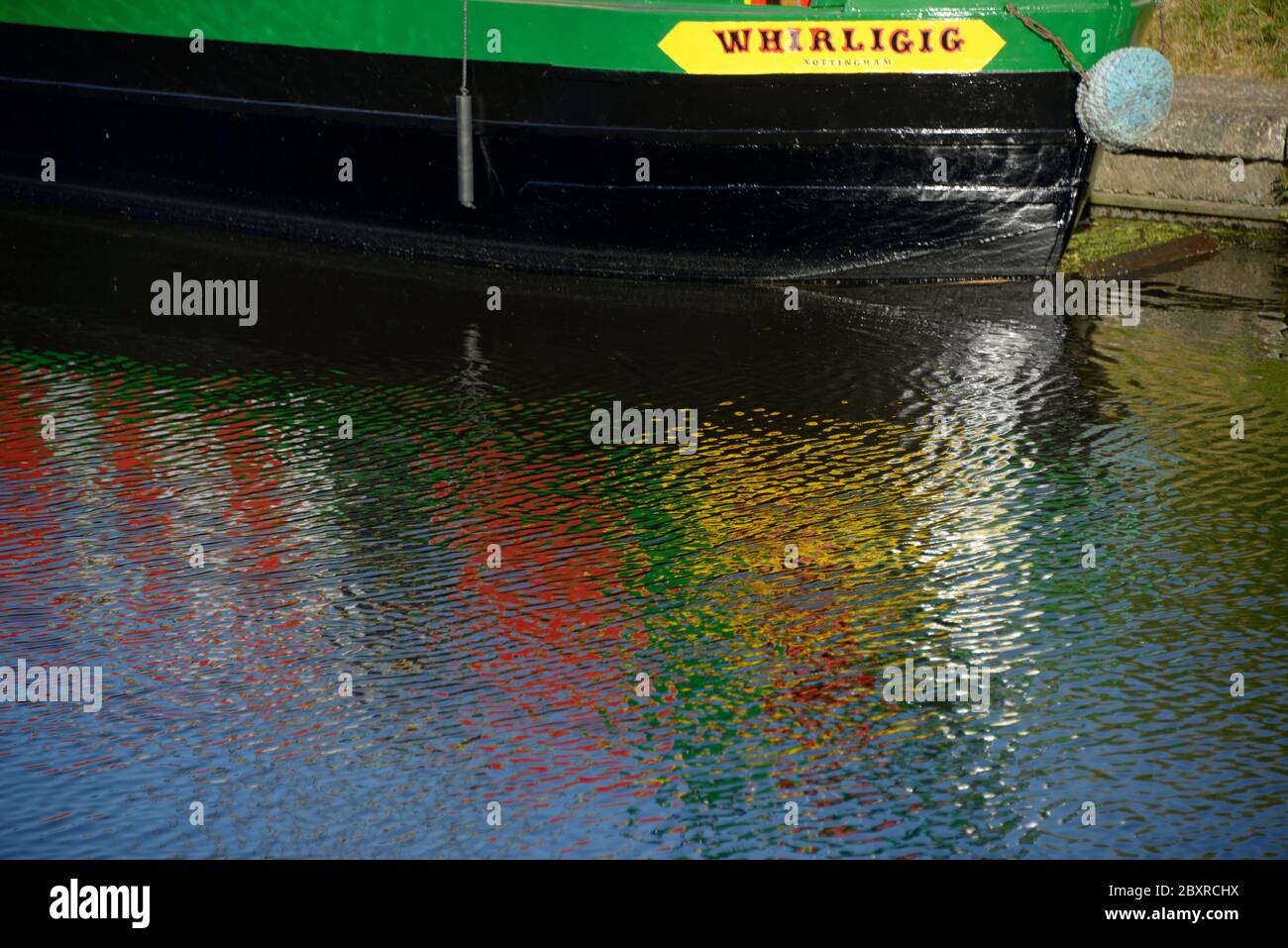 Spiegelungen eines Kanalbootes auf dem Wasser. Stockfoto