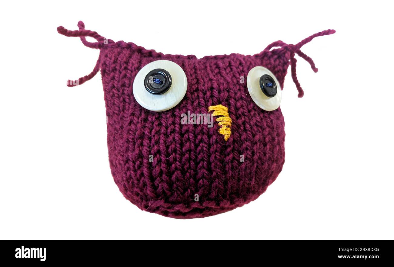 Gestrickte Eule Stofftier mit Knopfaugen Stockfoto
