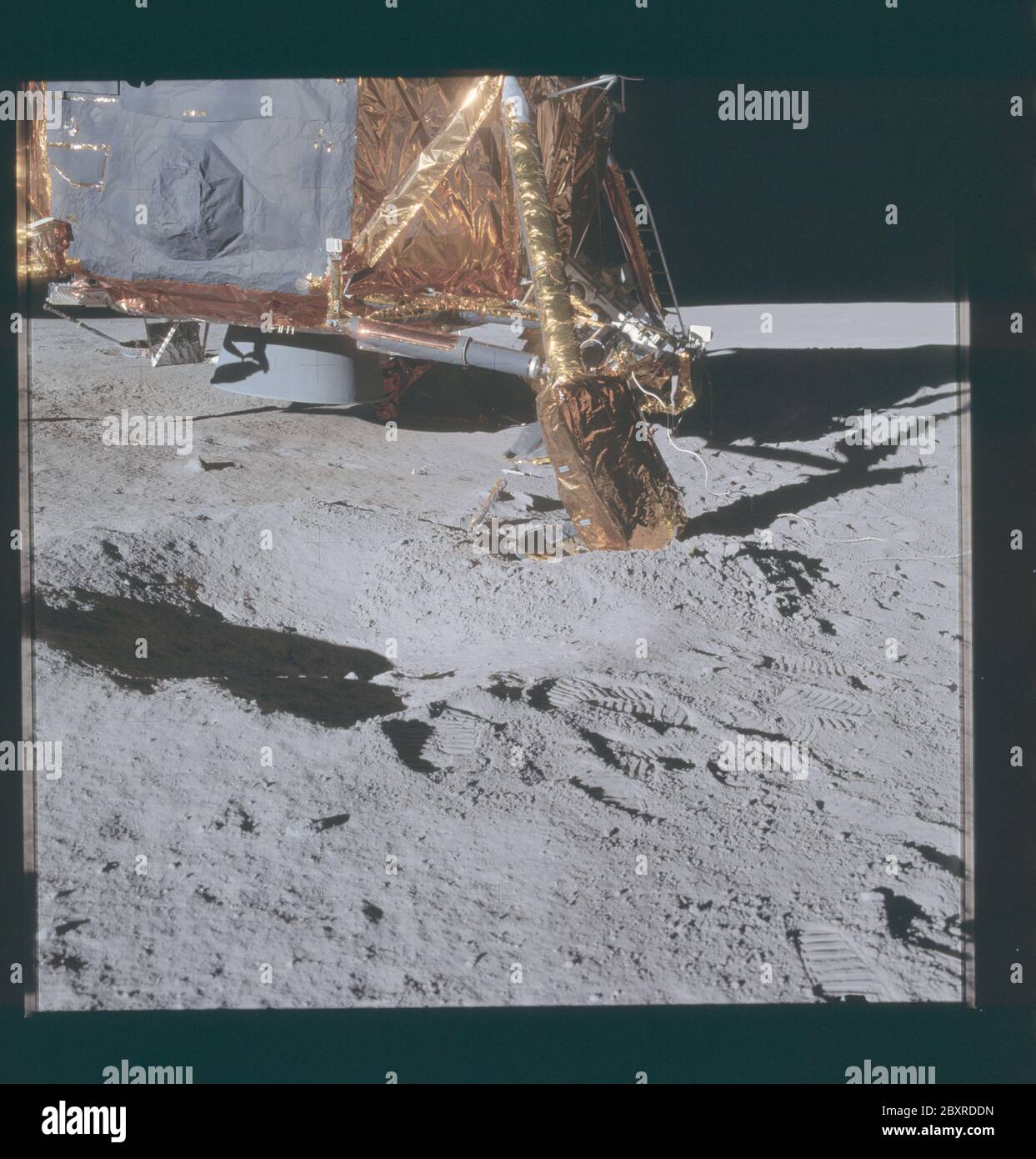AS14-66-9258 - Apollo 14 - Apollo 14 Missionsbild - Ansicht des Mondlandemoduls nach Südwesten.; Umfang und Inhalt: Die Originaldatenbank beschreibt dies als: Beschreibung: Ansicht des Mondlandemoduls nach Südwesten. Ansicht ist die Position des =Y Fußbads, eingebettet in den Rand eines Kraters mit 2 Metern Durchmesser. Die Spur der Kontaktsonde an der Oberfläche erscheint etwas östlich von Süden. Die Bilder wurden während EVA 1 der Apollo 14 Mission aufgenommen. Original Film Magazin wurde mit II beschriftet, Film-Typ war S0168 (High Speed Color Reversal, Innen / Oberfläche), 60mm Objektiv mit einer Sonnenhöhe von 12 Grad. Betreff Ter Stockfoto