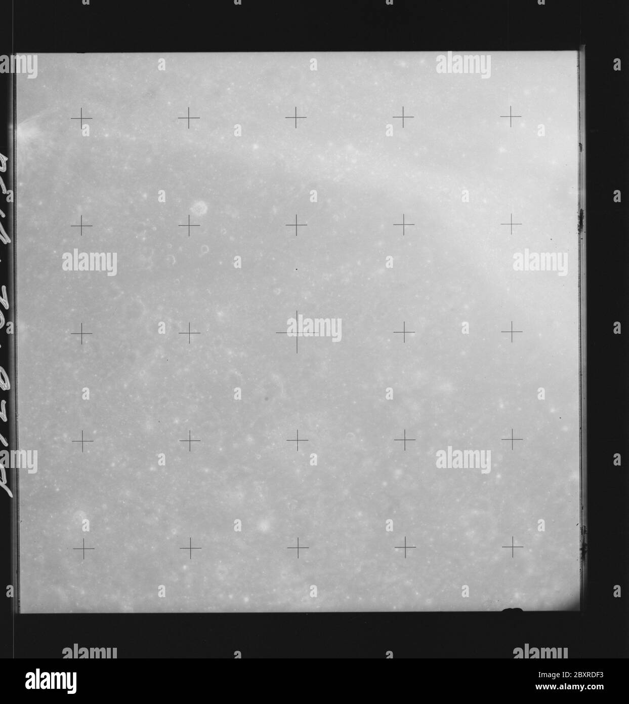 AS14-70-9768 - Apollo 14 - Apollo 14 Missionsbild - Blick auf das Nektarmeer und den Krater Daguerre.; Umfang und Inhalt: Die Originaldatenbank beschreibt dies als: Beschreibung: Blick auf das Nektarmeer (Mare Nectaris) und den Krater Daguerre. Die Bilder wurden auf Revolution 26 der Apollo 14 Mission aufgenommen. Original Film Magazin wurde mit Q, Film-Typ war 3400BW (Panatomic-X, Schwarz und Weiß), 80mm Objektiv mit einer Sonnenhöhe von 73 Grad. Der Maßstab für Fotos betrug ca. 1:1,380,000. Hauptpunkt Lattitude war 11.0S durch Längengrad 32.0E, mit einer vertikalen Kameraneigung. Betreff: Apollo 14 Flug, Mond (Pla Stockfoto