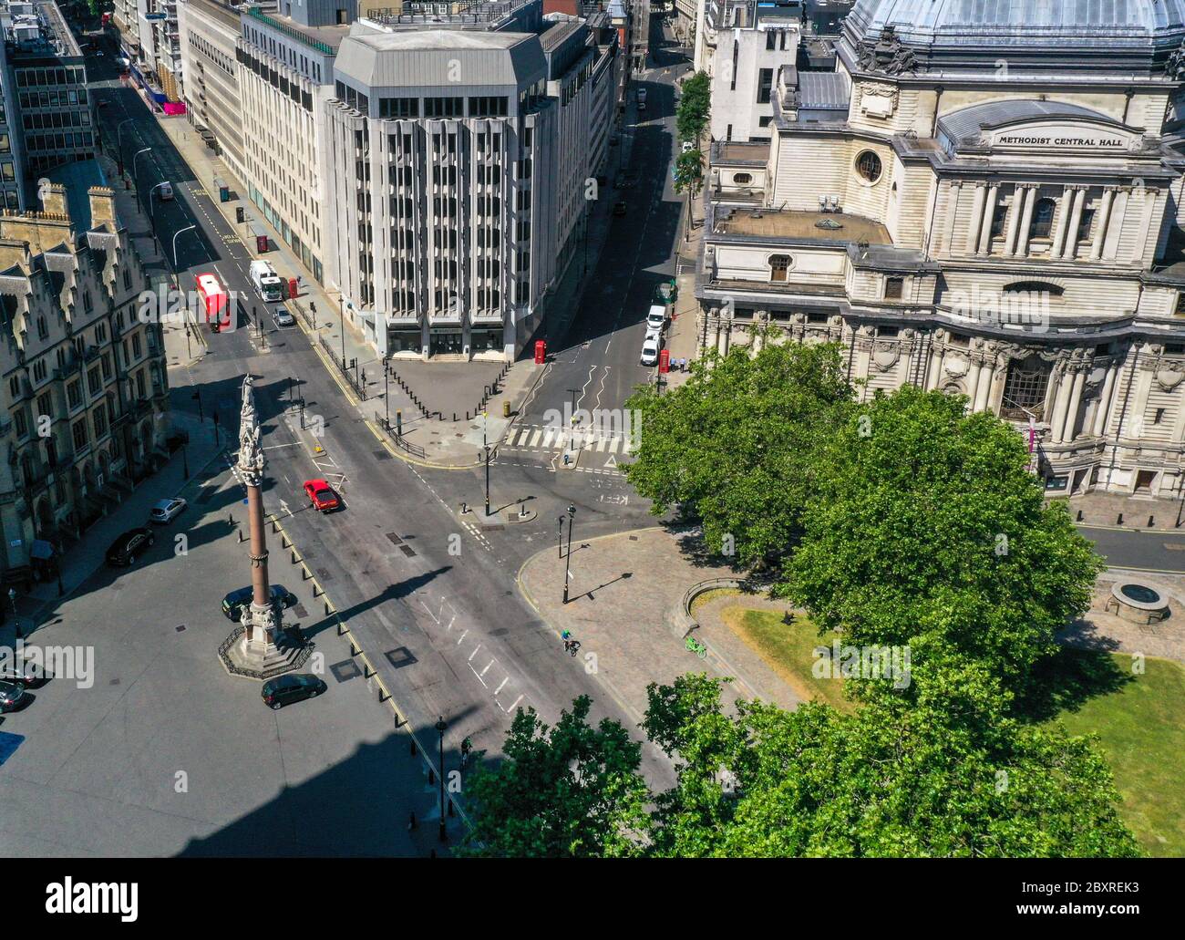 Eine Luftaufnahme von London, an der Kreuzung von Victoria Street und Tothill Street, zeigt die Krim und Indian Mutiny Memorial, die Abteilung für Bildung (oben links), Barclays Bank (Mitte) und Methodist Central Hall am Story's Gate (rechts). Stockfoto