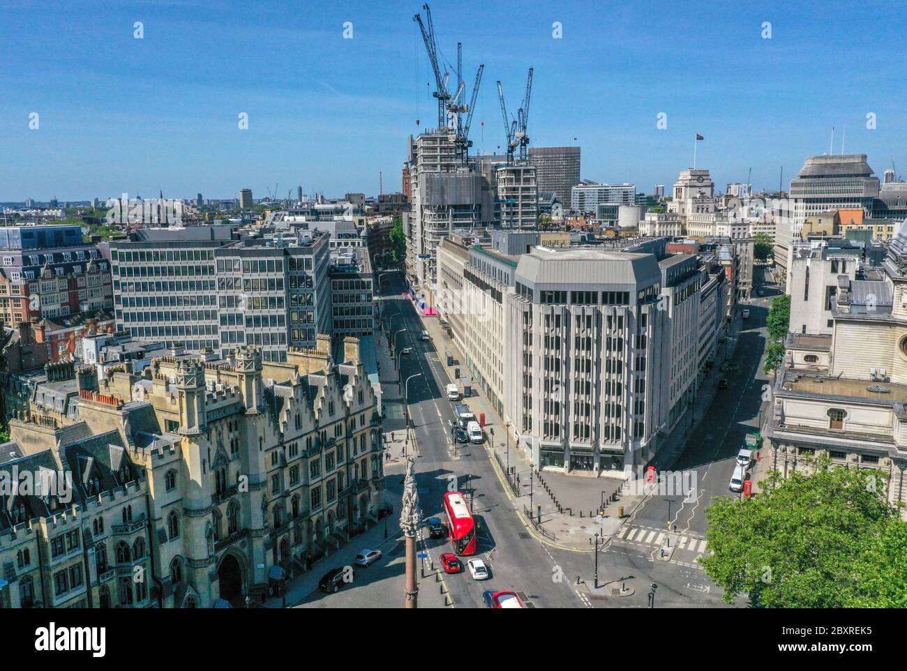 Eine Luftaufnahme von London, an der Kreuzung von Victoria Street und Tothill Street, zeigt die Krim und Indian Mutiny Memorial, die Abteilung für Bildung (oben links), Barclays Bank (Mitte) und Methodist Central Hall am Story's Gate (rechts). Stockfoto