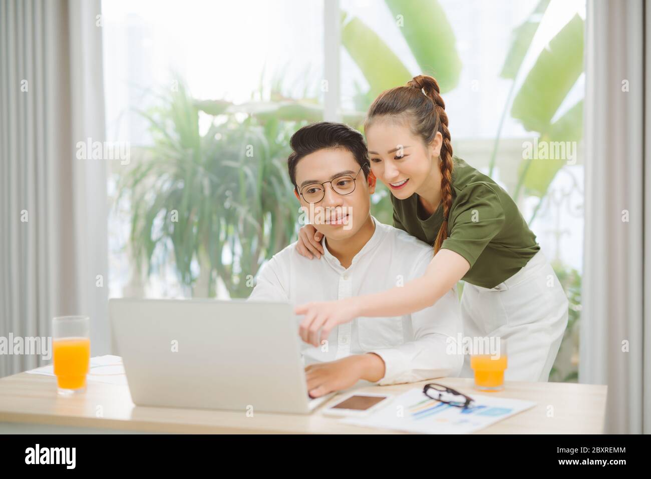 Paar zu Hause Surfen im internet Stockfoto