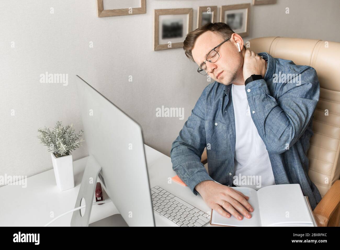 Geschäftsteam, das von zu Hause aus in einer Videokonferenz arbeitet. Mann müde von der Arbeit. Stockfoto