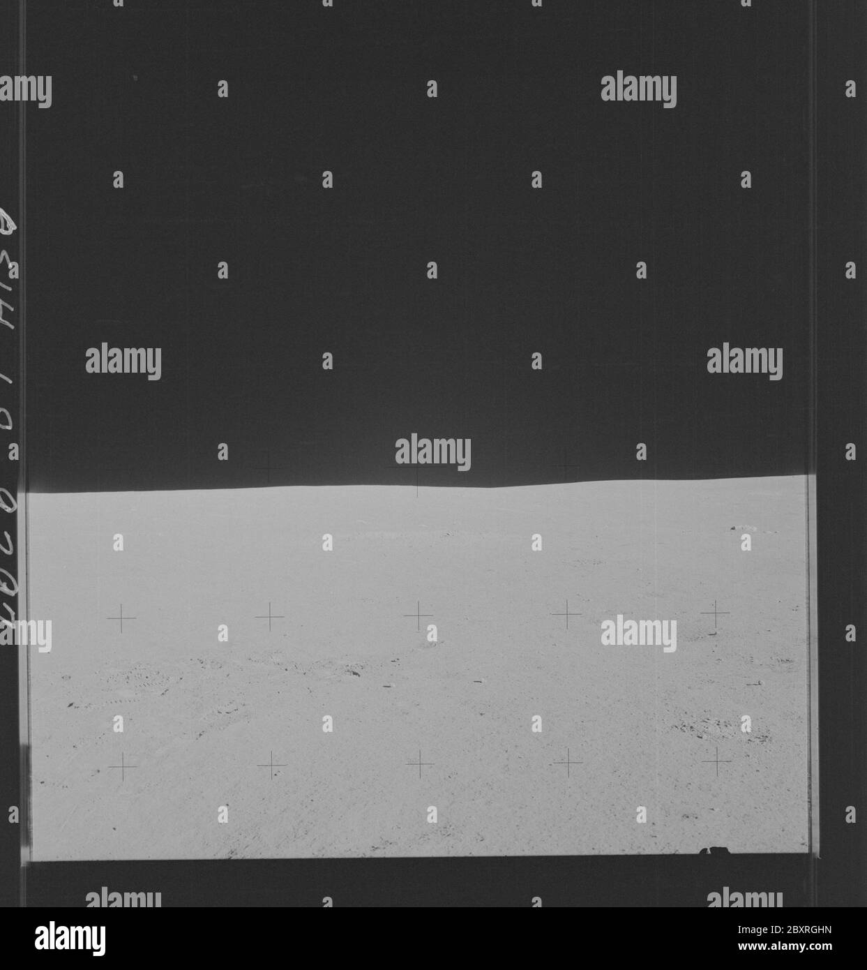 AS14-68-9397 - Apollo 14 - Apollo 14 Missionsbild - Ansicht eines Steins am Rand einer Vertiefung und mehrerer anderer kleiner Steine und Krater; Umfang und Inhalt: Die Originaldatenbank beschreibt dies wie folgt: Beschreibung: Blick auf einen Stein am Rande einer Vertiefung und auf mehrere andere kleine Steine und Krater. Die Bilder wurden während EVA 2 der Apollo 14 Mission aufgenommen. Original Film Magazin wurde mit mm beschriftet, Film-Typ war S0-267 (High Speed Black and White Thin Base Film), 60mm Objektiv mit einer Sonnenerhöhung von 24 Grad und einem nordwestlichen Azimut. Betreff: Apollo 14 Flug, Mond (Planet) Kateg Stockfoto