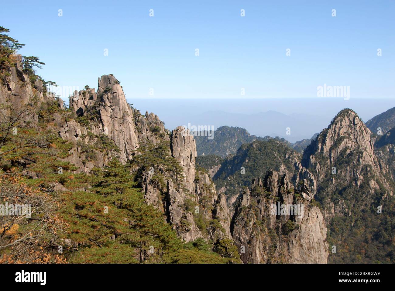 Berg Huangshan in der Provinz Anhui, China. Ein wunderschöner Panoramablick auf die Berge der felsigen Gipfel von Huangshan am White Goose Ridge Stockfoto