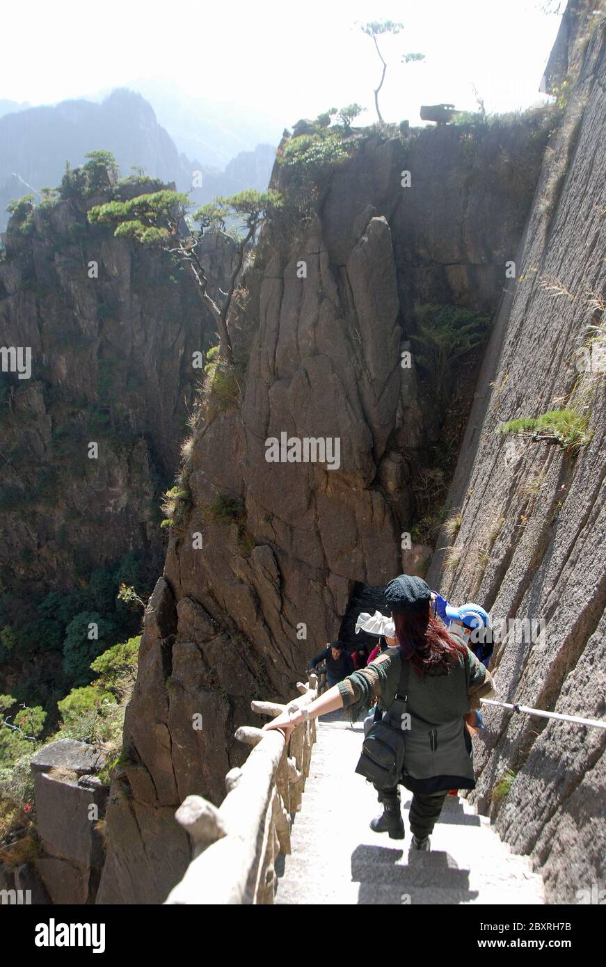 Berg Huangshan in der Provinz Anhui, China. Einen steilen Pfad in der Westsee oder Xi Hai Schlucht auf Huangshan hinunter zu gehen. Stockfoto