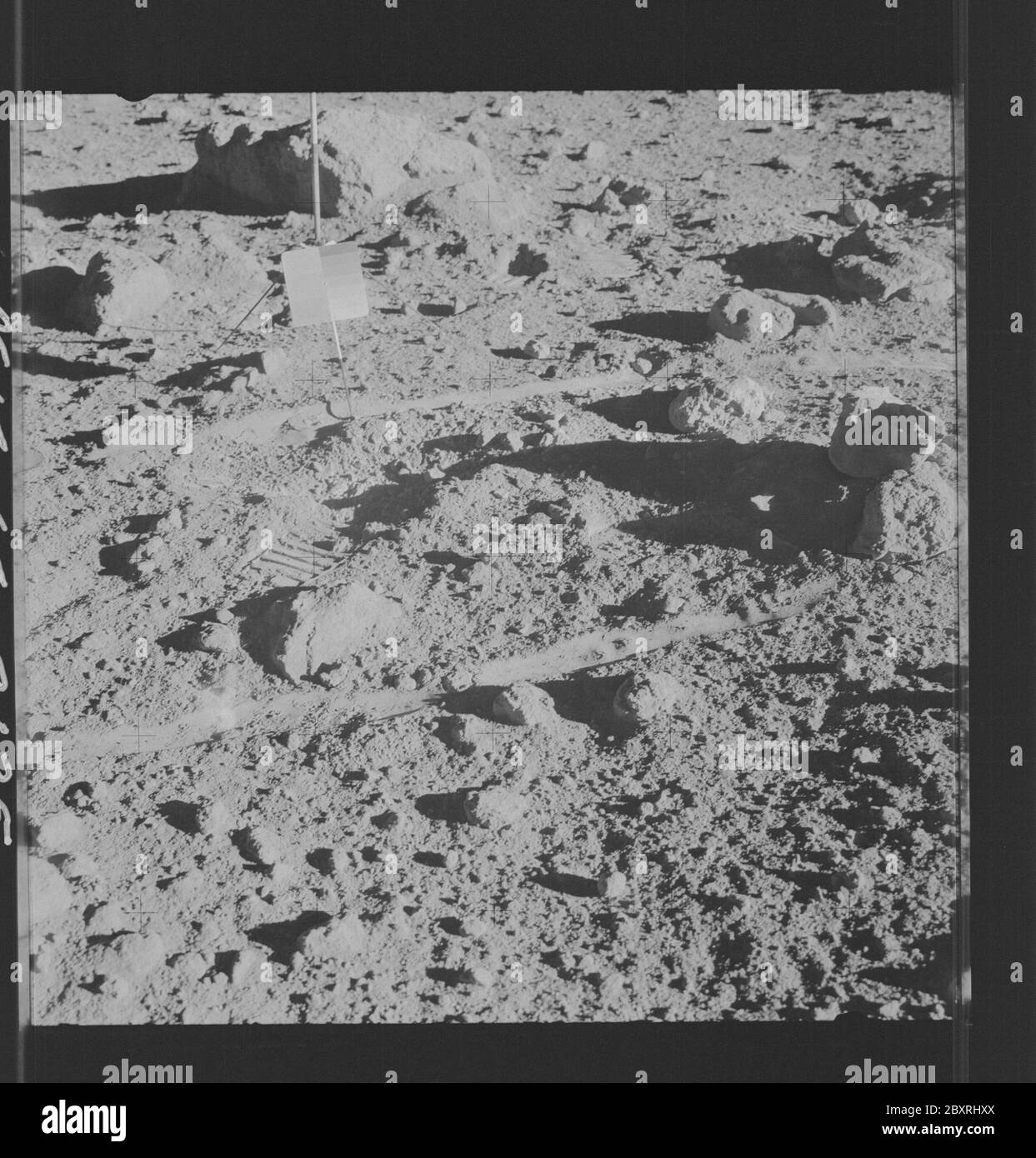 AS14-64-9125 - Apollo 14 - Apollo 14 Missionsbild - Pan des Gnomon während EVA 2.; Umfang und Inhalt: Die Originaldatenbank beschreibt dies wie folgt: Beschreibung: Pan des Gnomon während EVA 2. Muster-Nr. 14140, 14142 und 14143 wurden vor der Sammlung fotografiert. Während der Monduntergrund-EVA für die Apollo 14-Mission wurden Bilder an der Oberfläche aufgenommen. Original Film Magazin wurde mit LL beschriftet, Film-Typ war S0267 (High Speed Black and White Thin Base), 60mm Objektiv mit einer Sonnenerhöhung von 24 Grad und einem nördlichen Azimut. Subject Terms: Apollo 14 Flug, Mond (Planet) Categories: EVA Original: Film - 70 Stockfoto