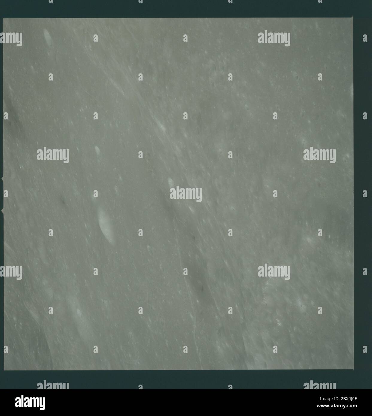 AS14-73-10092 - Apollo 14 - Apollo 14 Missionsbild - Ansicht der Alphonsus- und Alpetragiuskrater.; Umfang und Inhalt: Die Originaldatenbank beschreibt dies als: Beschreibung: Ansicht der Alphonsus- und Alpetragiuskrater. Die Bilder wurden während der Revolution 26 der Apollo 14 Mission aufgenommen. Original Film Magazin wurde mit M beschriftet, Film-Typ war S0-368 (Ektachrome MS, Color Reversal), 250mm Objektiv mit einer Sonnenhöhe von 38 Grad. Der Maßstab für Fotos betrug ca. 1:679,950. Der Hauptpunkt Breitengrad betrug 12,5S durch Längengrad 2.0W, mit einer Kameraneigung von 50 Grad und einem Azimut von 235 Grad. Betreff: Apollo 1 Stockfoto