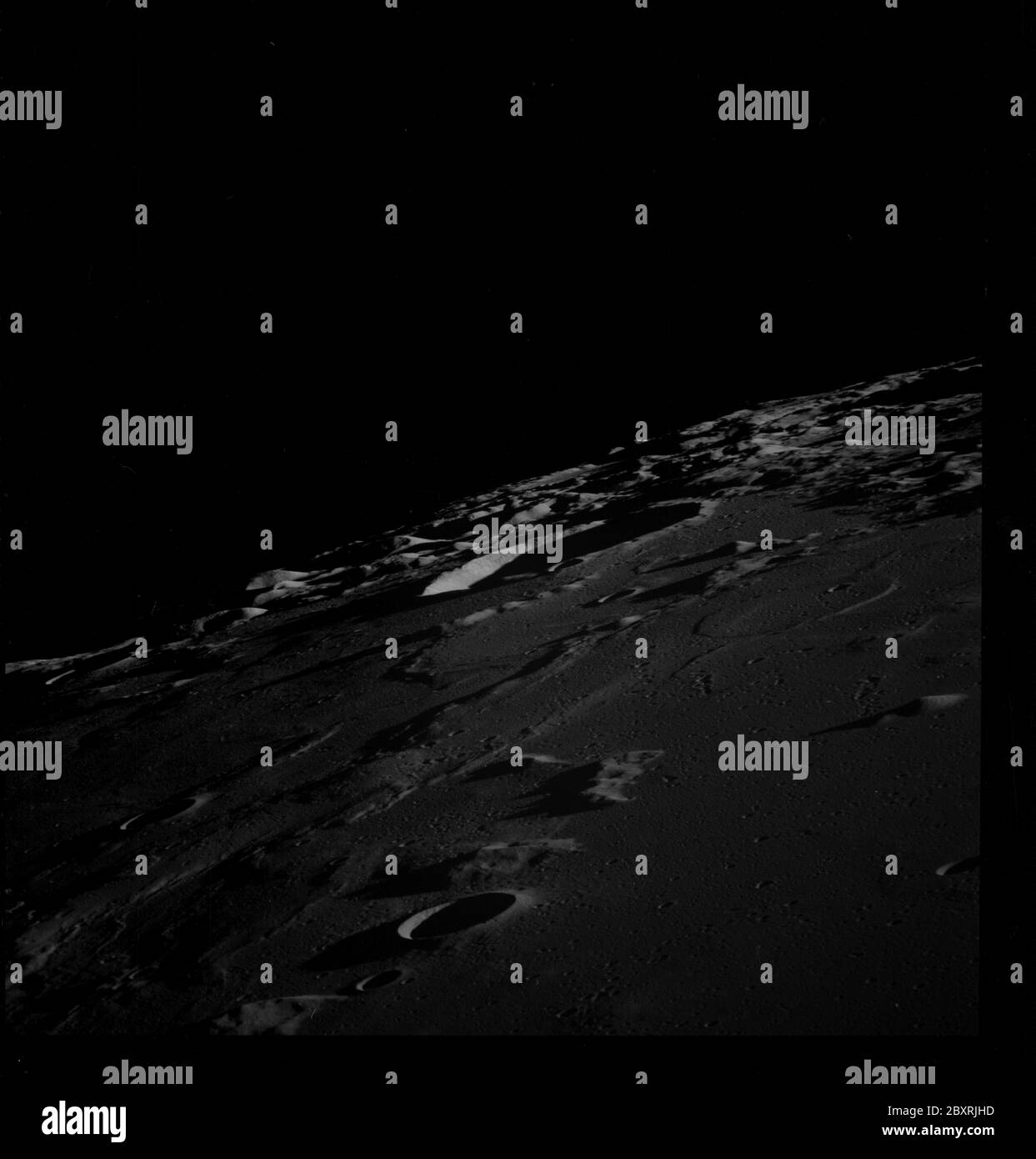 AS08-13-2347 - Apollo 8 - Apollo 8 Missionsbild, Mond, nordwestlich von Mare Tranquillitatis; Umfang und Inhalt: Die Originaldatenbank beschreibt dies als: Beschreibung: Apollo 8,Mond. Nordwestlich von Mare Tranquillitatis (Sea Tranquility). Hauptpunkt Breitengrad und Längengrad im Raum. Kamera-Neigungsmodus: Hoch Schräg. Richtung Nordwesten: Sonnenwinkel 1 Grad. Original Film Magazine wurde mit E. bezeichnet.Kameradaten: 70mm Hasselblad; F-Stop: F-2.8; Verschlusszeit: 1/250 Sekunden. Filmtyp: Kodak SO-3400 Schwarz-Weiß, ASA 40. Andere fotografische Berichterstattung: Lunar Orbiter 4 (LO IV) V-9.1. Flugdatum: Dezember Stockfoto