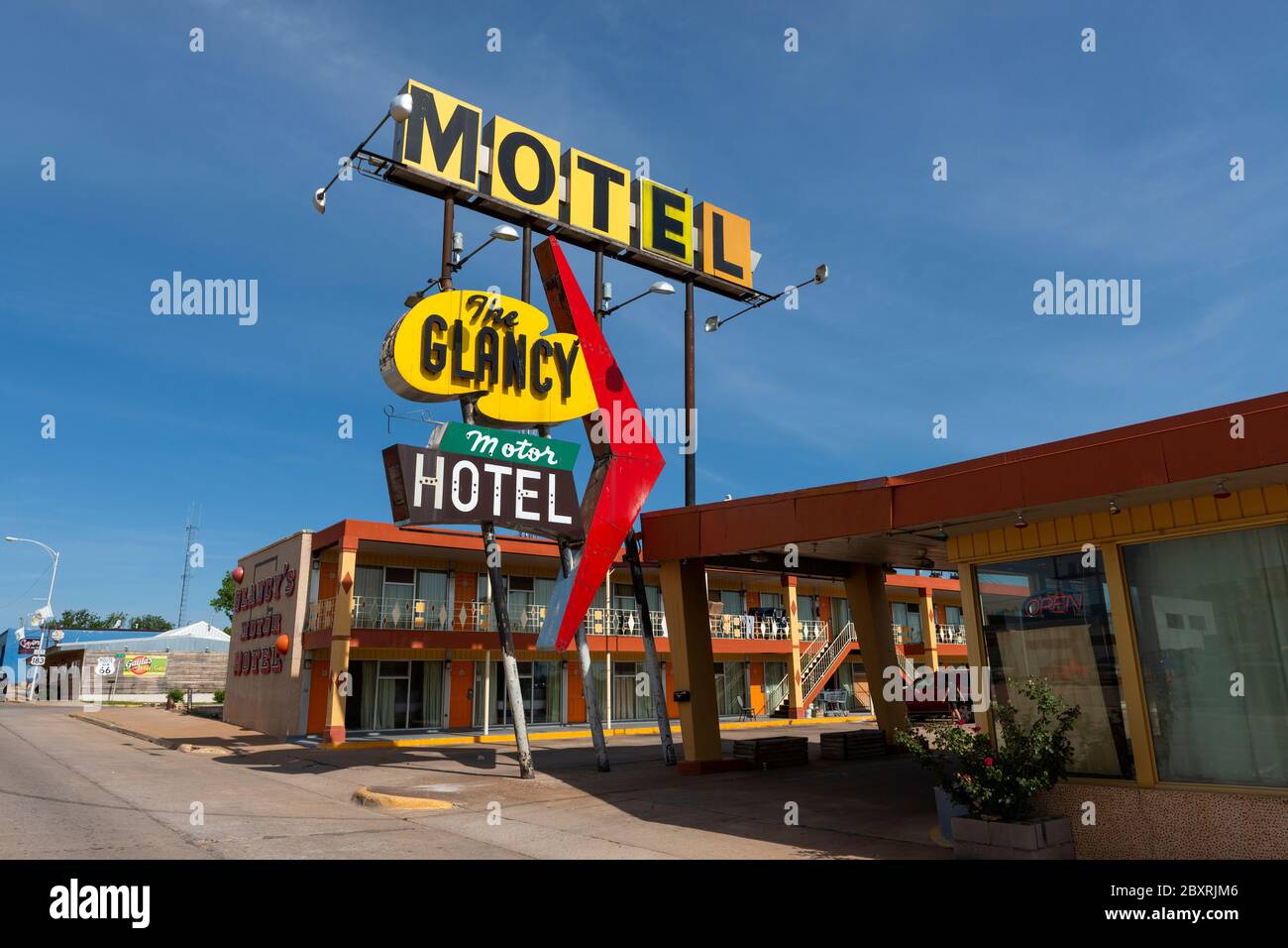 Clinton, Oklahoma, USA - 8. Juli 2014: Das Schild für das Glancy Motel, entlang der historischen US-Route 66 in der Nähe der Stadt Clinton, im Bundesstaat Oklahom Stockfoto