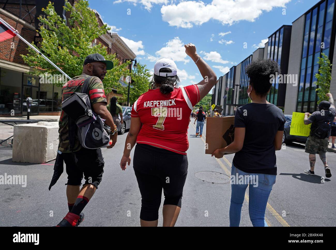 Ein Protestor trägt ein Colin Kaepernick Trikot beim Gehen am 7. Juni 2020 während eines Protestes in Easton, Pennsylvania. Stockfoto