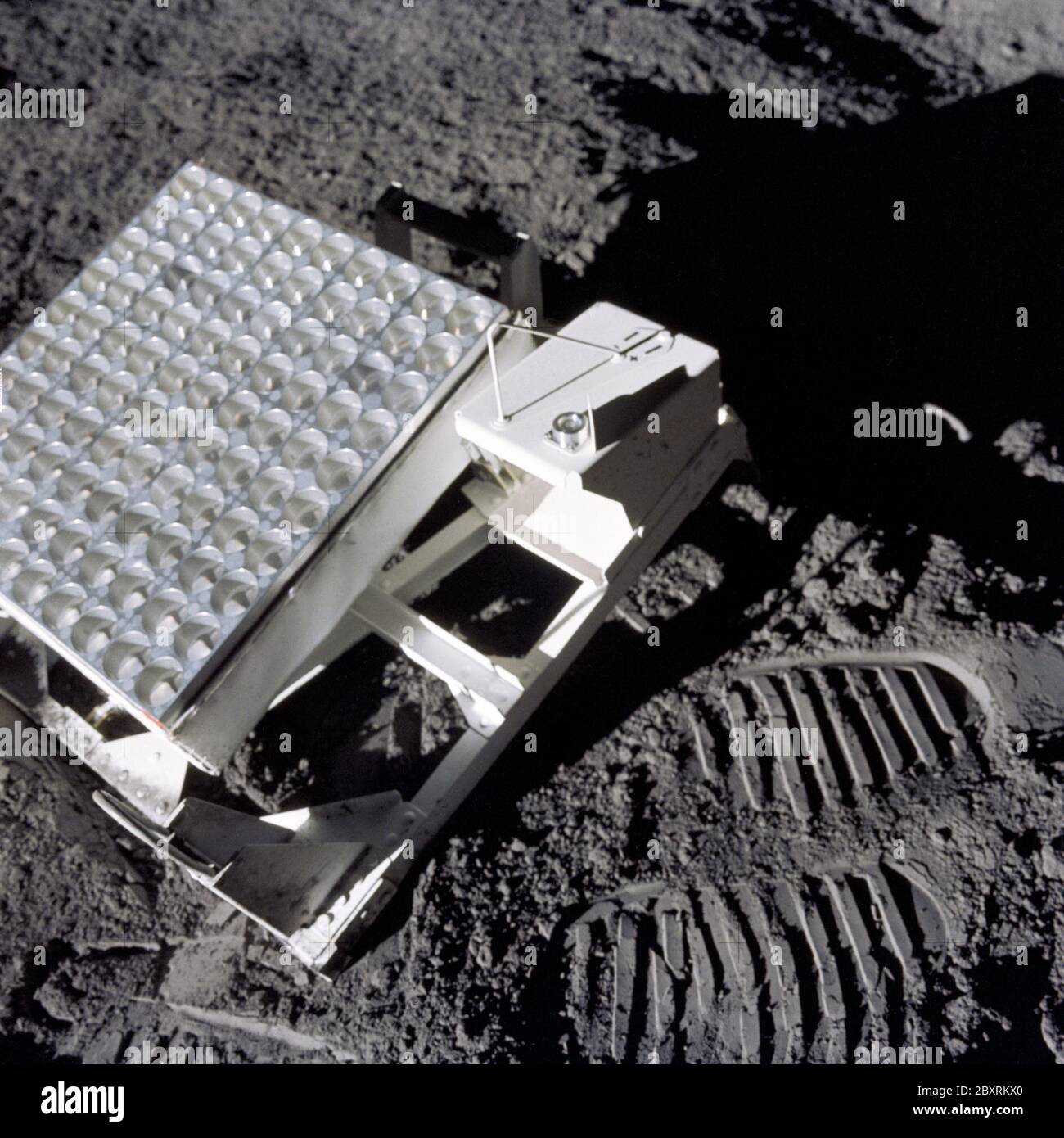 AS14-67-9385 - Apollo 14 - Apollo 14 Missionsbild - Nahaufnahme des Laser Ranging Retroreflectors (LRRR); Umfang und Inhalt: Die Originaldatenbank beschreibt dies wie folgt: Beschreibung: Nahaufnahme des Laser Ranging Retroreflectors (LRRR) nach dem Einsatz. In jedem der 100 Löcher montierte Quarzsäureflektoren bringen einen Laserstrahl zurück zur Quelle an einem erdbasierten Teleskop. Der Drahtwinkel und die Luftblasenhöhe rechts vom Retroreflektorblock sind für die selenodetische Position der Landeposition voreingestellt, um die richtige Ausrichtung während des Einsatzes zu lenken. Es wurden Bilder aufgenommen Stockfoto