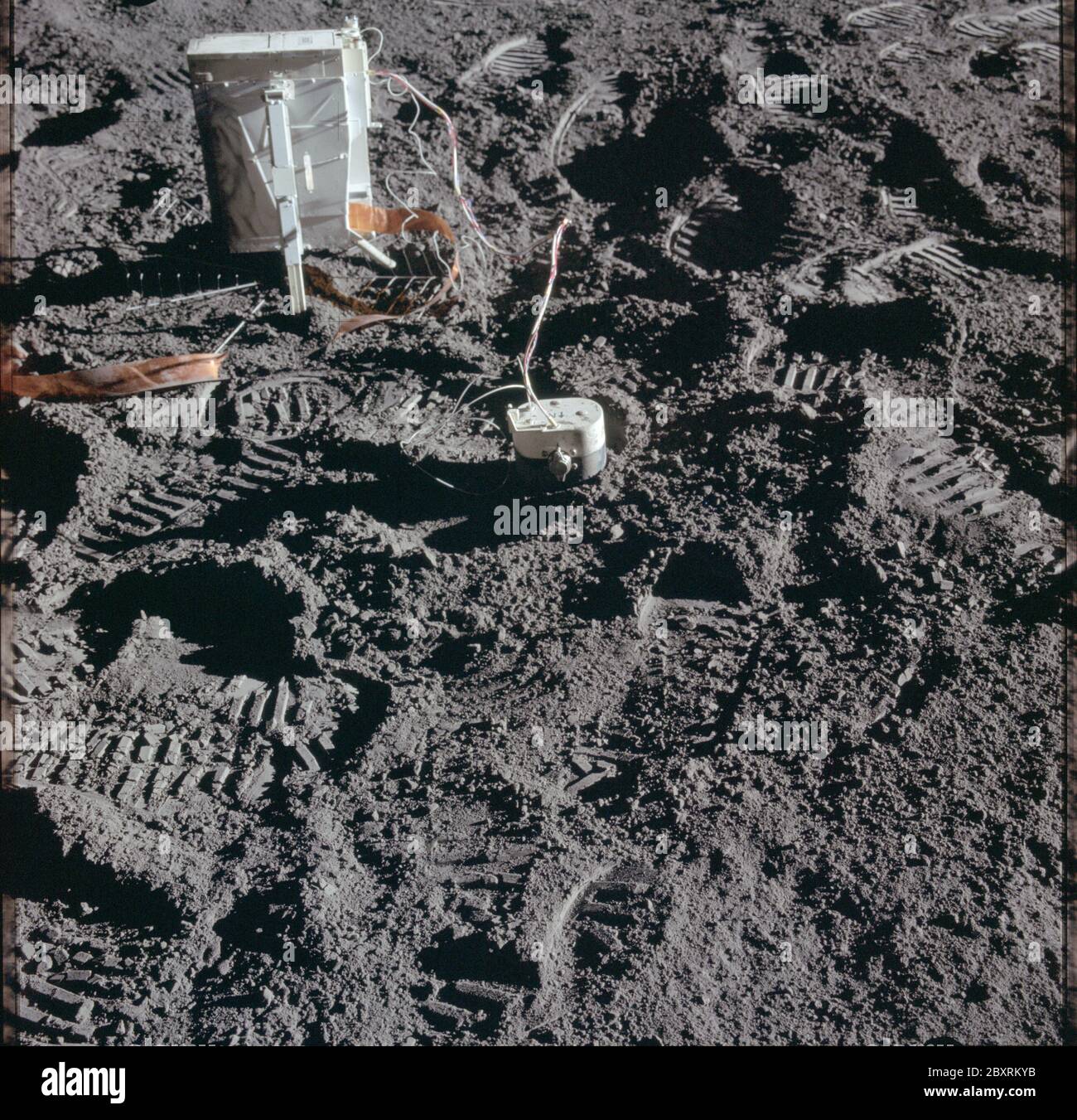 AS14-67-9373 - Apollo 14 - Apollo 14 Missionsbild - Ansicht des CPLEE-Pakets.; Umfang und Inhalt: Die Originaldatenbank beschreibt dies als: Beschreibung: Ansicht des CPLEE-Pakets (charged Particle Lunar Environment Experiment). Die Aufnahmen wurden von den Astronauten Shepard und Mitchell während EVA 1 der Apollo 14 Mission gemacht. Original Film Magazin wurde mit JJ beschriftet, Film-Typ war S0168 (High Speed Color Reversal, Innen / Oberfläche), 60mm Objektiv mit einer Sonnenhöhe von 12 Grad. Themengebiet: Apollo 14 Flug, Mond (Planet) Kategorien: EVA Original: Film - 70MM CT Interior Exterior: Exterior Ground Orbit Stockfoto