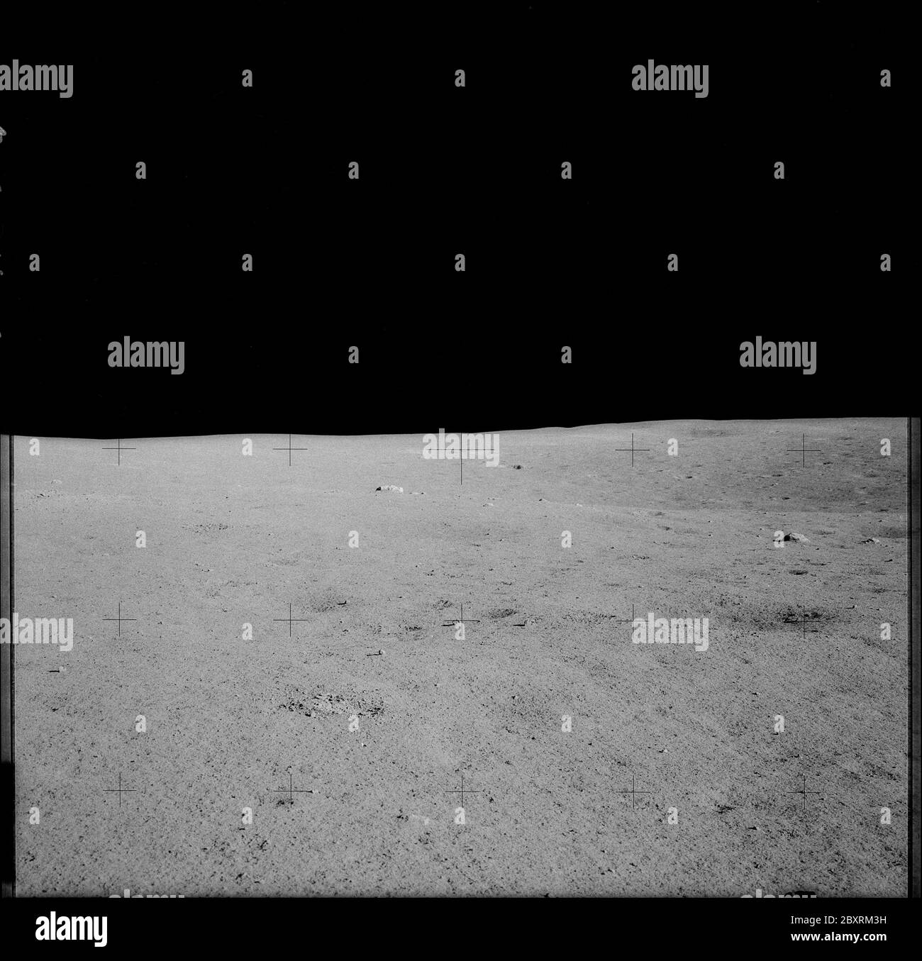 AS14-68-9398 - Apollo 14 - Apollo 14 Missionsbild - Ansicht von zwei großen Steinen in der Nähe einer Vertiefung und mehreren kleinen Steinen und Krater.; Umfang und Inhalt: Die Originaldatenbank beschreibt dies wie folgt: Beschreibung: Ansicht von zwei großen Steinen in der Nähe einer Vertiefung und mehreren kleinen Steinen und Krater. Die Bilder wurden während EVA 2 der Apollo 14 Mission aufgenommen. Original Film Magazin wurde mit mm beschriftet, Film-Typ war S0-267 (High Speed Black and White Thin Base Film), 60mm Objektiv mit einer Sonnenerhöhung von 24 Grad und einem nördlichen Azimut. Subject Terms: Apollo 14 Flug, Mond (Planet) Categories: EVA Original: Film Stockfoto