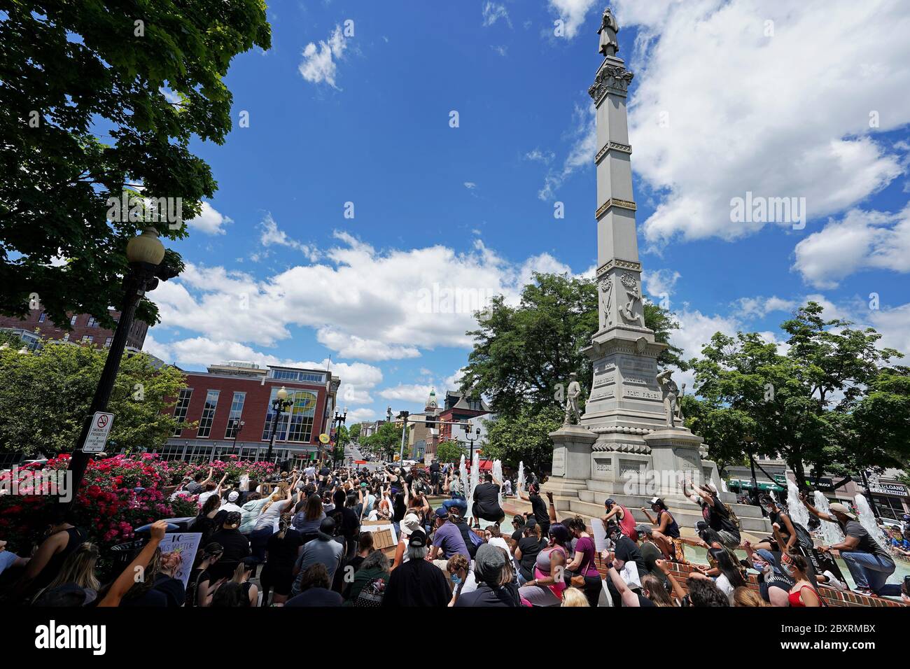 Hunderte von Demonstranten kamen am 7. Juni 2020 wegen eines Protestes des "Circle of Peace" der Black Lives Matter am Center Square in Easton, Pennsylvania, an den Tag. Stockfoto