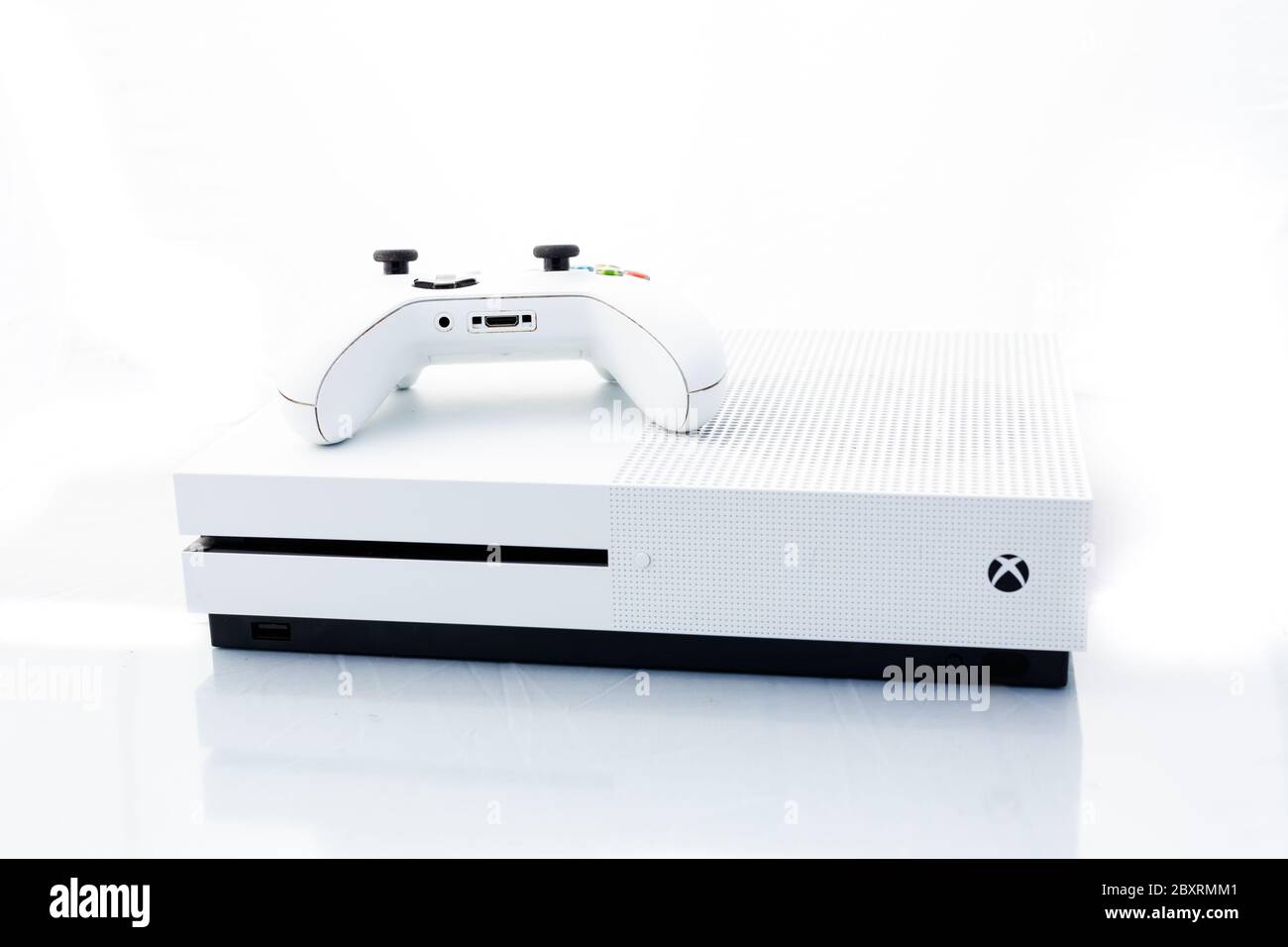 Suffolk, UK Juni 01 2020: Eine Microsoft Xbox One S Spielkonsole mit einem Wireless-Controller schoss vor einem schlichten weißen Hintergrund Stockfoto