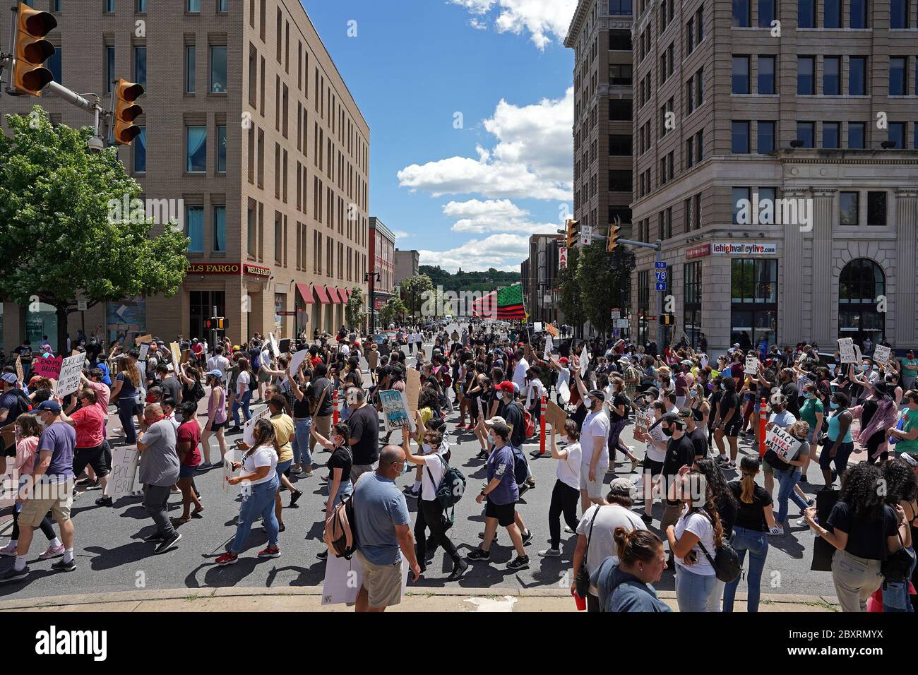 Hunderte von Demonstranten kamen am 7. Juni 2020 wegen eines Protestes des "Circle of Peace" der Black Lives Matter am Center Square in Easton, Pennsylvania, an den Tag. Stockfoto