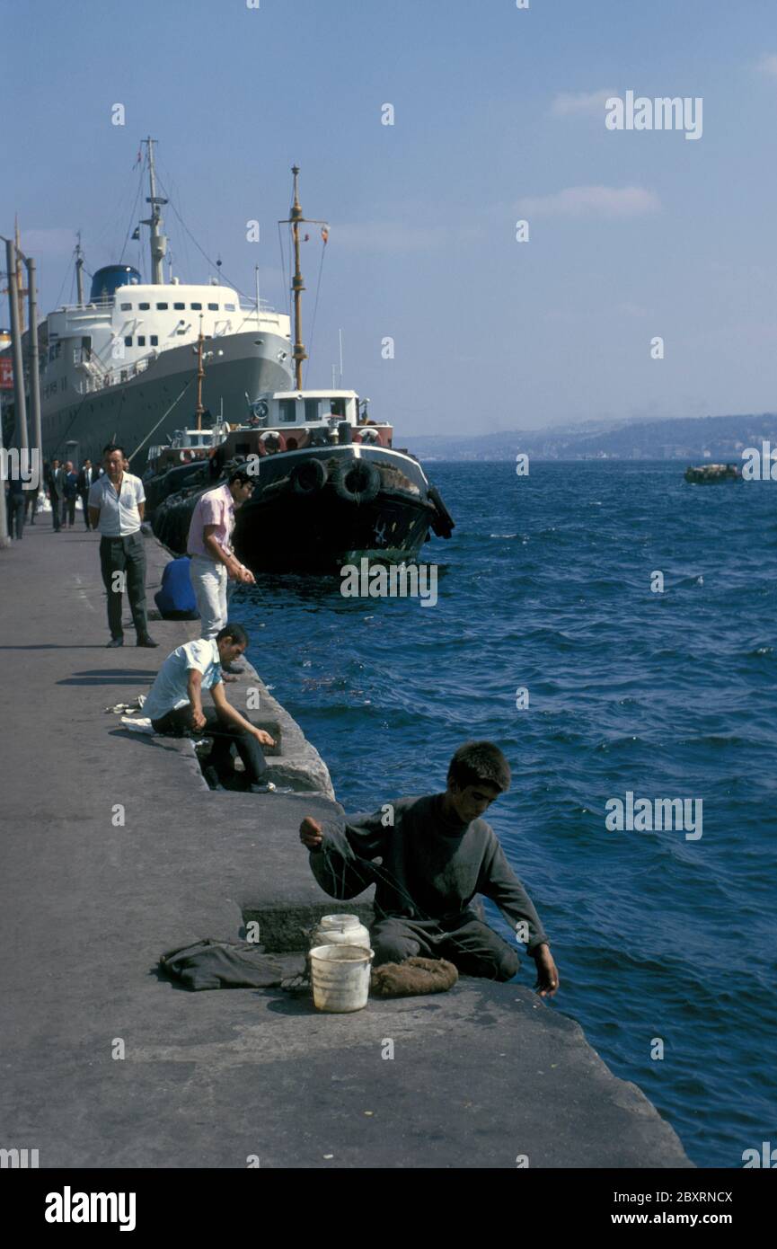 Männer fischen 1970 in der Bosporus Meerenge in Istanbul Türkei Stockfoto